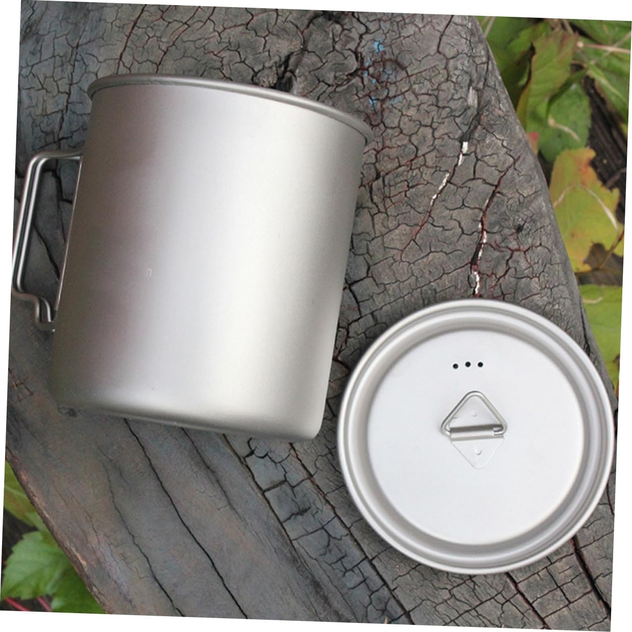Titanbecher Leichter Metallbecher 750ml mit Deckel und Klappbarem Henkel für Outdoor Aktivitäten Wanderbecher