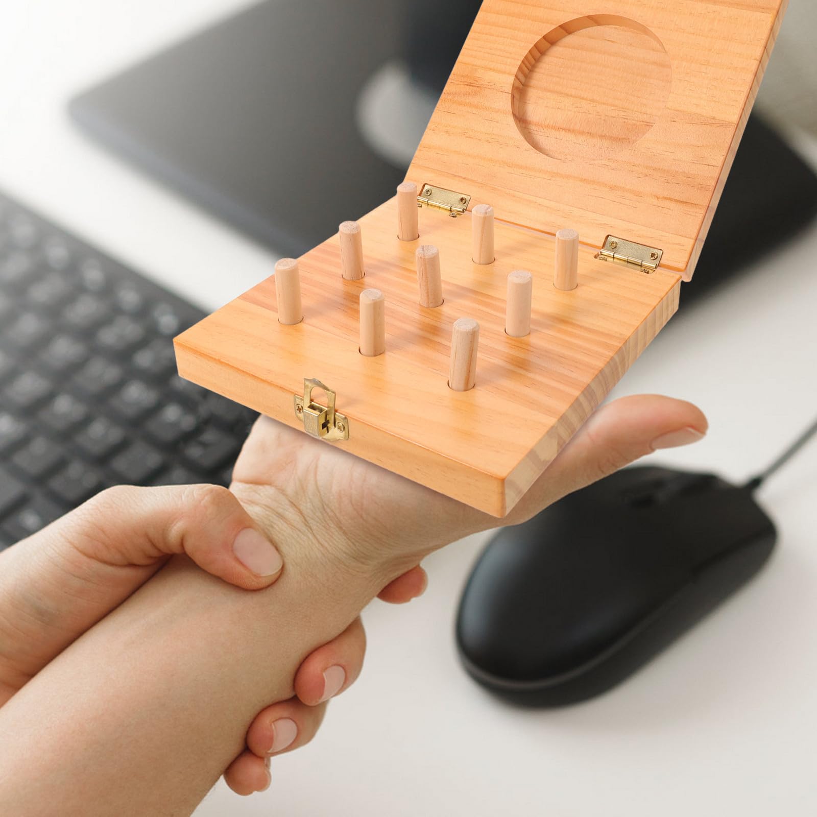 ARTIBETTER Motorikwürfel Holz mit 9 Löchern Verstellbarer Widerstand und Unterstützung der Fingerflexibilität für Krafttherapie und Rehabilitation zu Hause
