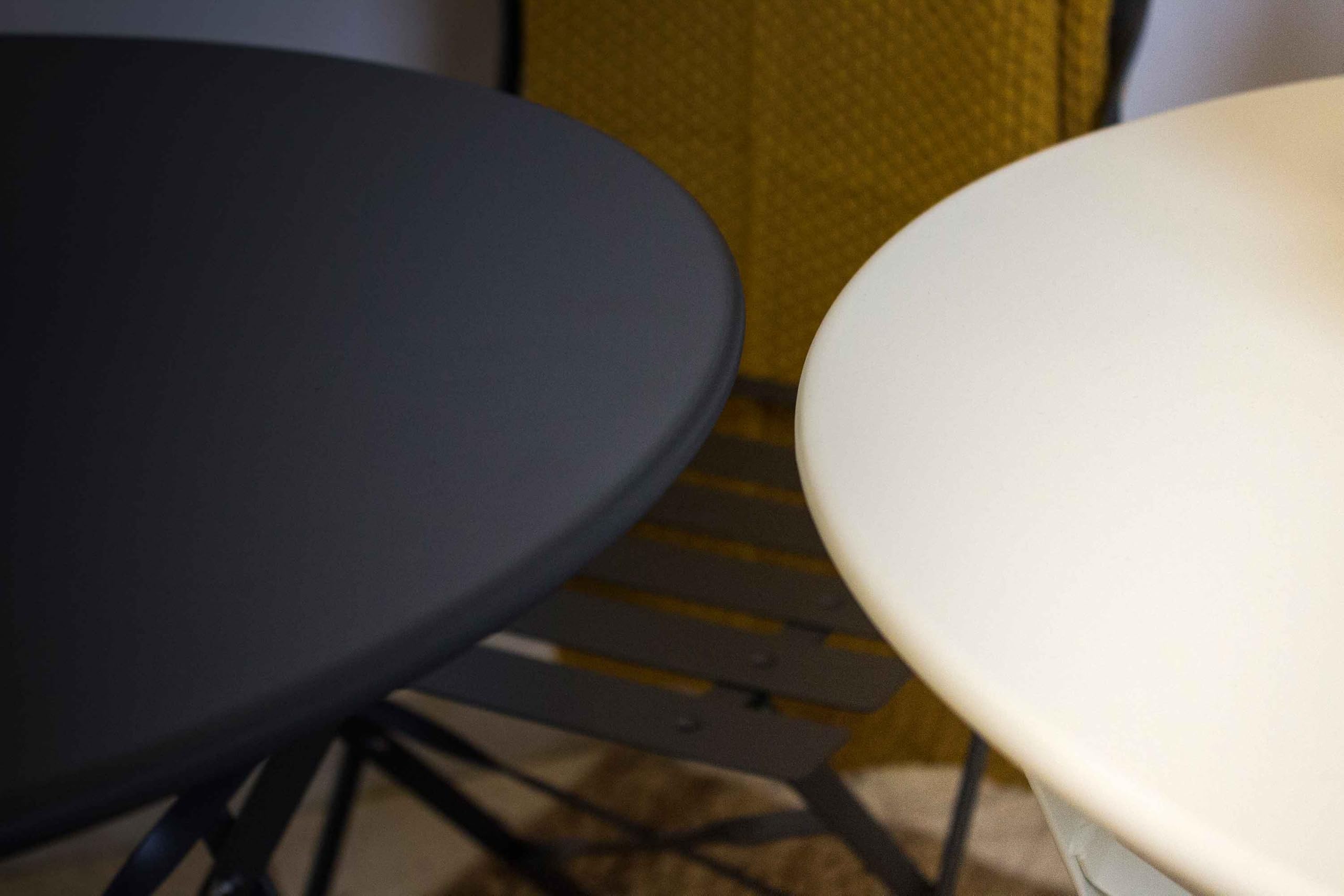 AVANTI TRENDSTORE Toano - Set arredo esterno in acciaio per due persone, composto da un tavolino con piano rotondo e due sedie, pieghevole. Disponibile nel colore bianco.