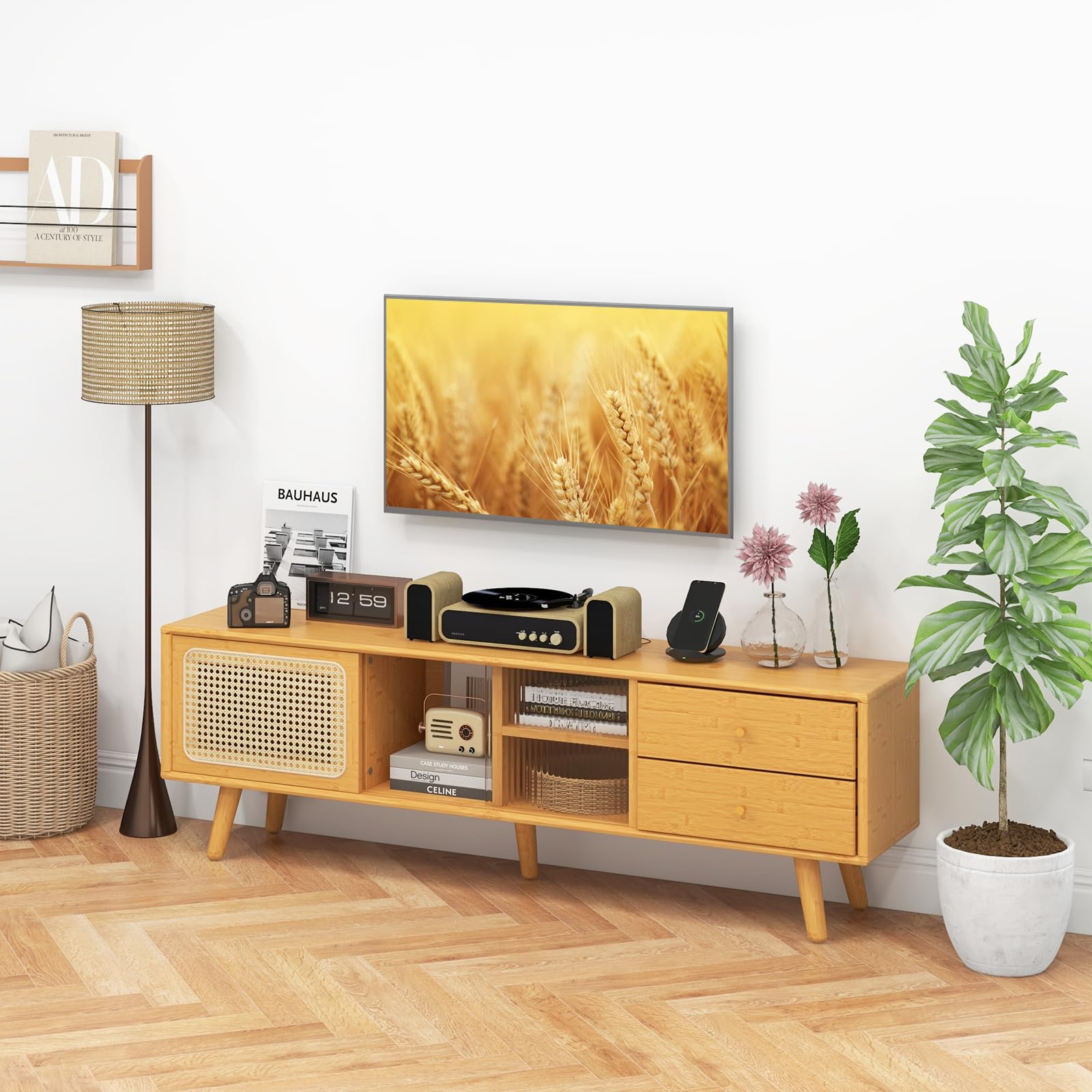 COSTWAY Bambusowa szafka pod telewizor z rattanowymi i szklanymi drzwiami przesuwnymi, stolik pod telewizor z 2 szufladami, szafka pod telewizory do 65 cali, do salonu, 140 x 31 x 45,5 cm