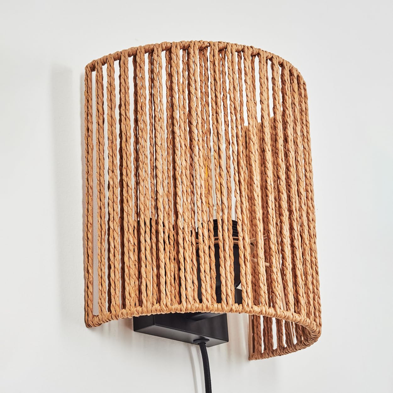 Wandleuchte Colmeal, Wandlampe aus Metall/Seil/Bast in Schwarz/Natur, Leuchte im Boho-Design, Wandleuchte mit Stecker und Schalter, abnehmbares Kabel, UP&Down Lichteffekt, 1x E27, ohne Leuchtmittel