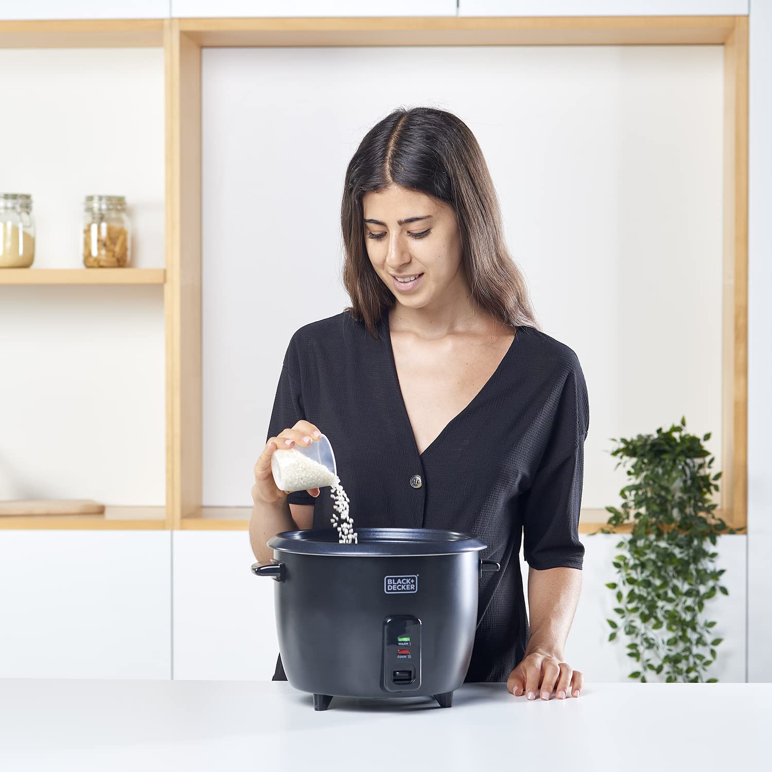BLACK+DECKER - Cuiseur à riz BXRC1800E 700 W | 1,8 L (jusqu'à 7 portions) | Cuisson et maintien au chaud | Revêtement antiadhésif | Verre doseur et spatule | Compatible lave-vaisselle | Noir