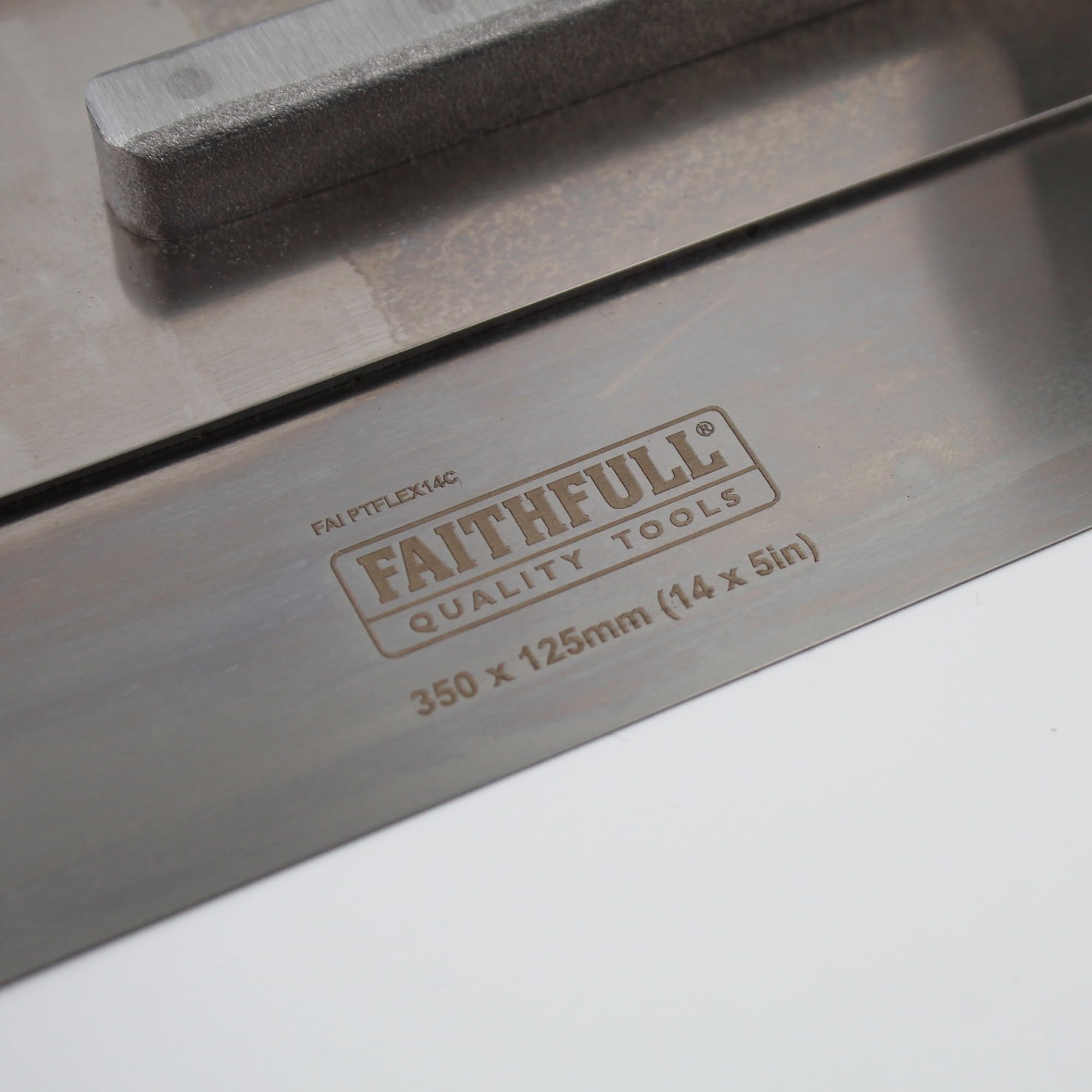 Faithfull FAIPTFLEX14C Truelle de finition flexible, outil à main de plâtrage en acier inoxydable de haute qualité avec poignée ergonomique en liège – 350 mm