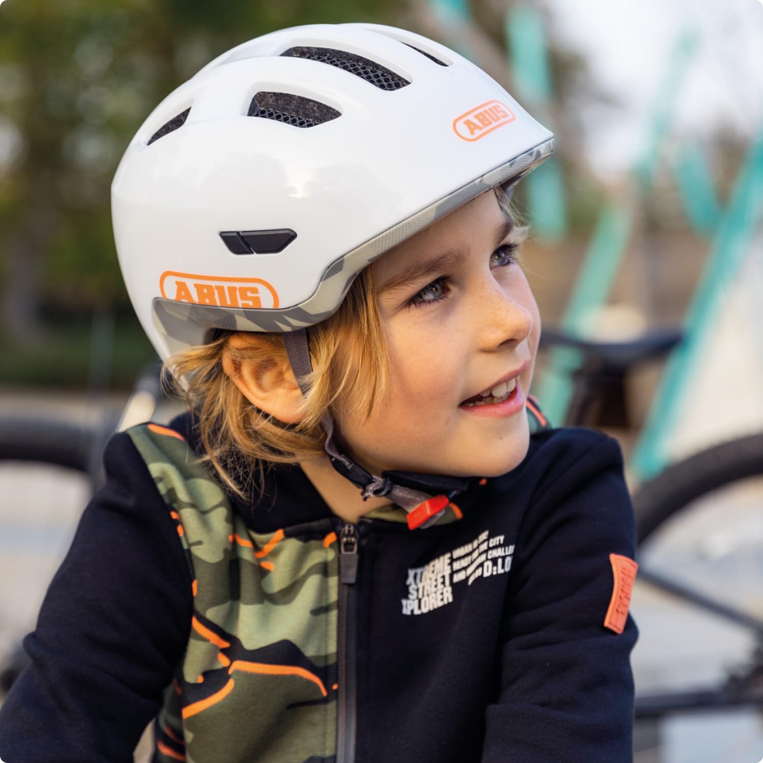 ABUS Kinderhelm Smiley 3.0 LED - Fahrradhelm mit Licht - Tiefe Passform & Platz für einen Zopf - für Mädchen und Jungs