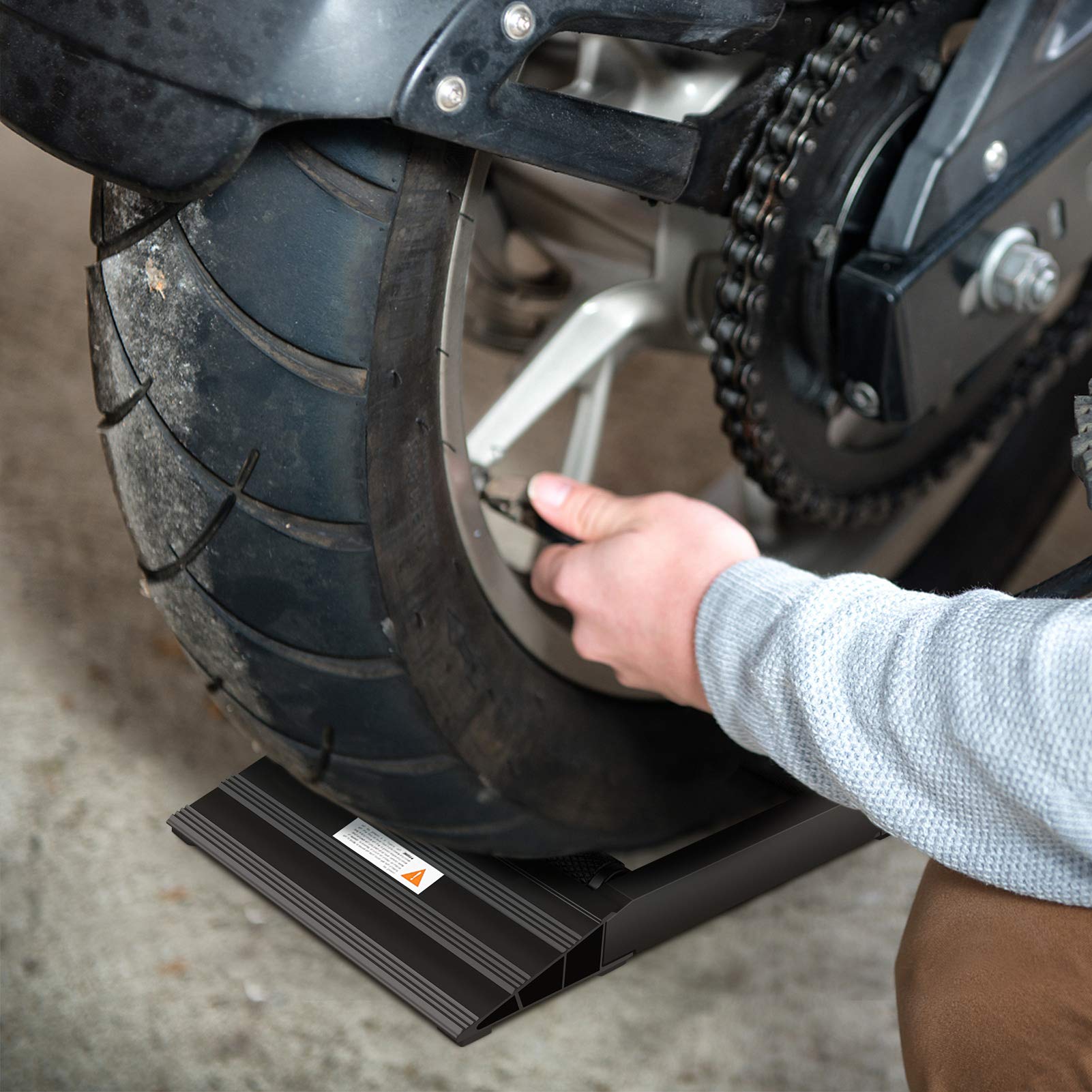 Soporte de Limpieza para Moto de Aluminio con Rampa, 500 lbs | Rodillo giratorio para taller, lubricación de cadena, construcción de metal resistente, soporte plegable portátil, mante