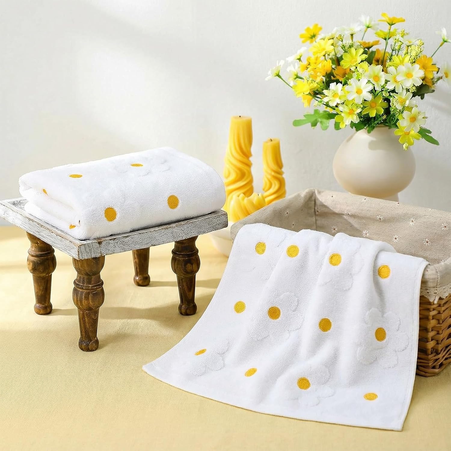 Mindsoft 2 Pcs Daisy Hand Towels for Bathroom Coquette Hand Towels 100% Cotton Absorbent Decorative Jacquard Weave Bath Decor Preppy Kitchen Decor Gift(Yellow)
