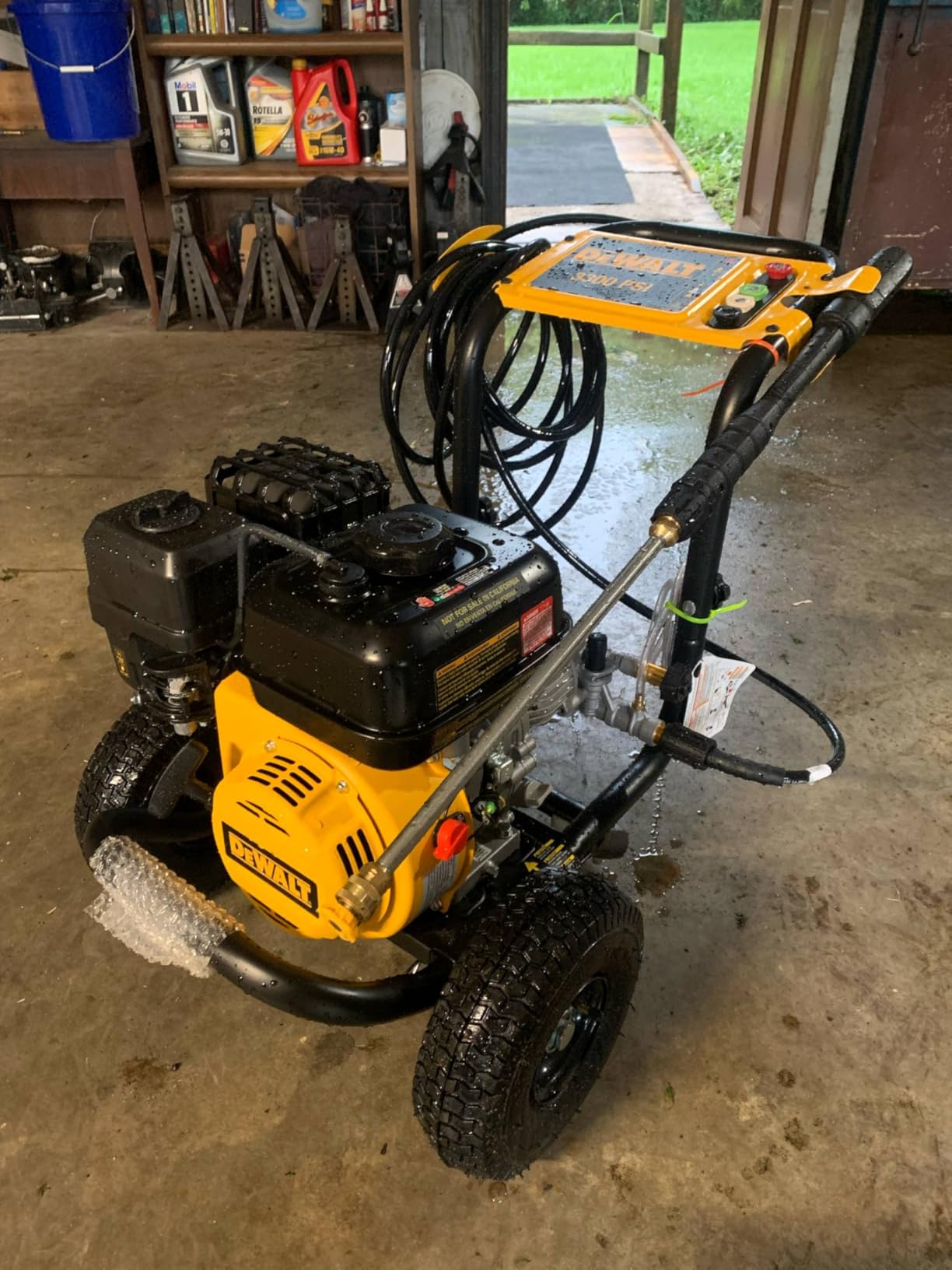 DeWalt DXPW3300-S dimension graphic showing L:41", W:21", H:24" and 64 lbs weight