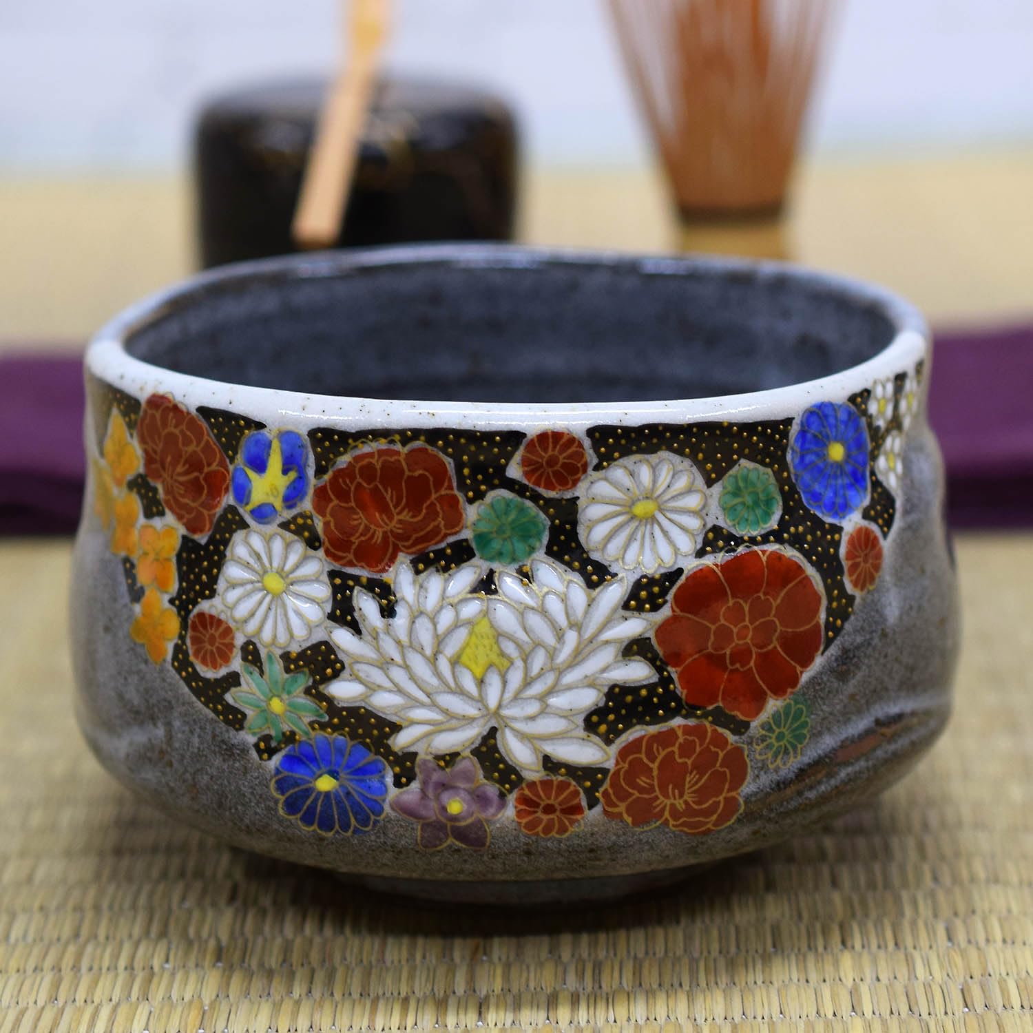 Kutani Japanische Matcha-Schale mit goldfarbener Blume Yaki
