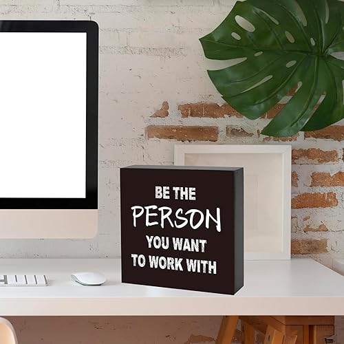 Miniatura 5 de Letrero de madera con texto en inglés Be the Person You Want To Work With Wood, recordatorio positivo inspirador, decoración de pared para