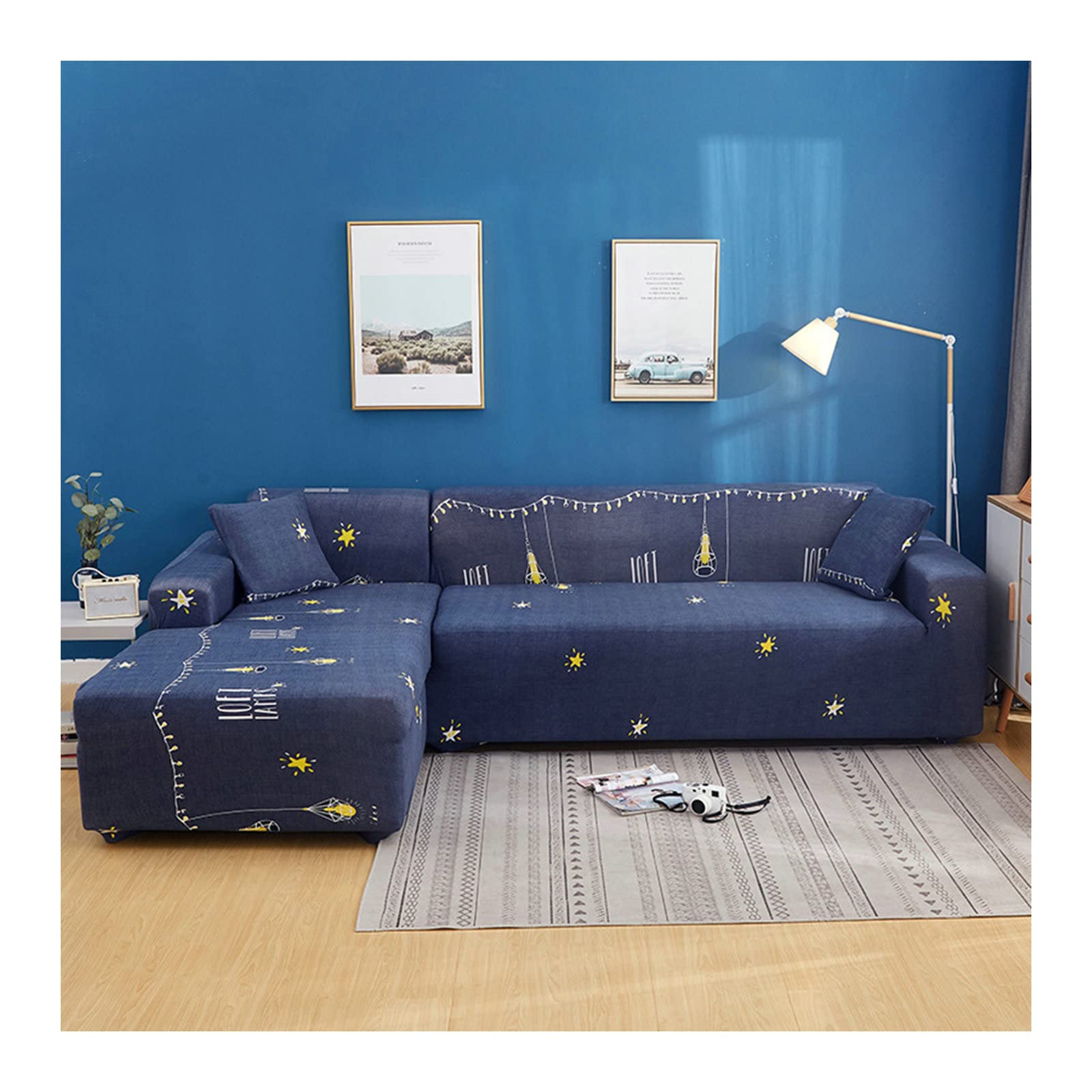 Funda de sofá con estrellas para noches de cine en un salón moderno azul y amarillo