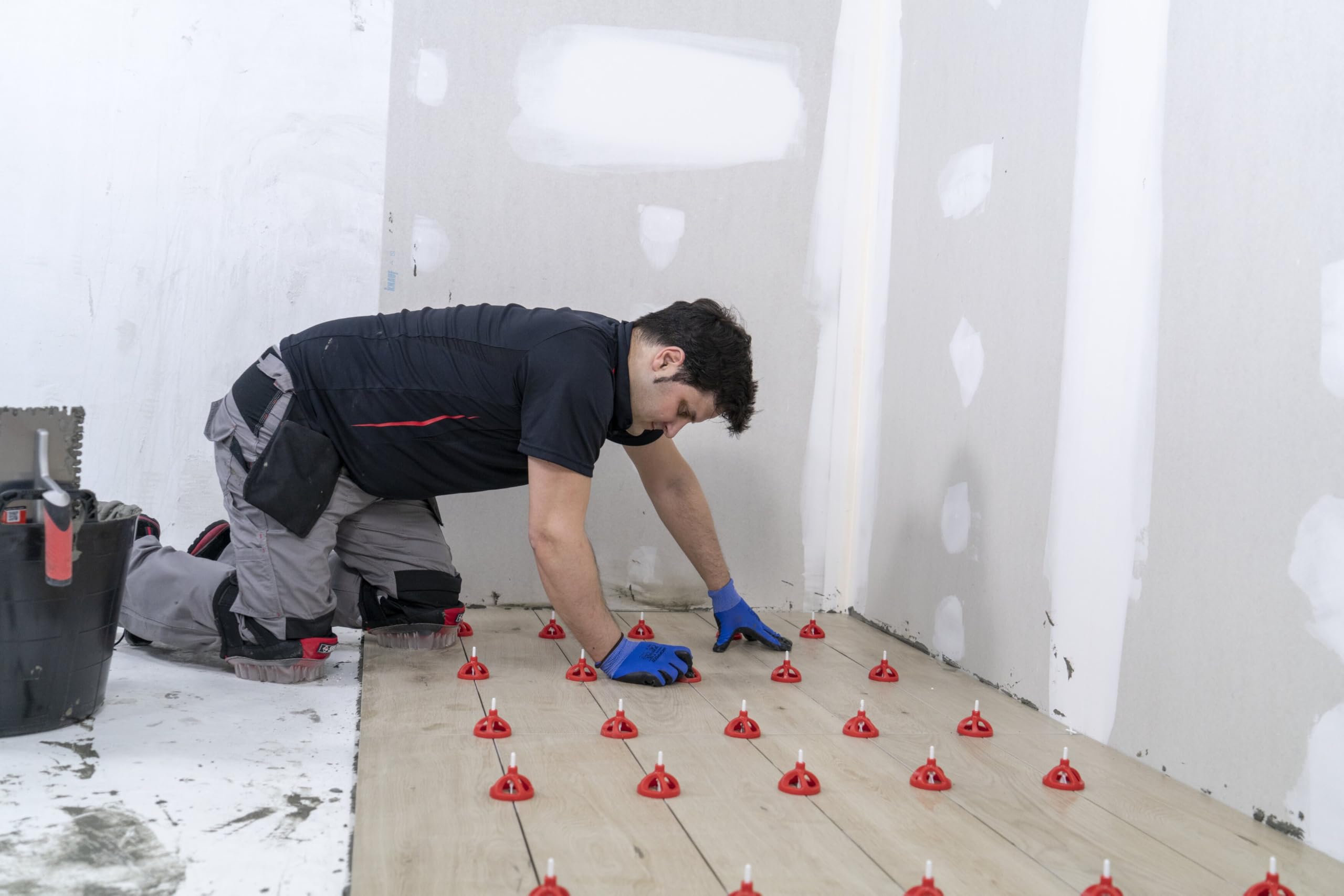 RUBI | KIT Cyclone Level System con Bridas Planas 1,5 mm | Incluye: 300 Bridas y 100 Campanas Reutilizables | Sistema para Facilitar Colocación Cerámicas de Gran Formato | Niveladores Azulejos