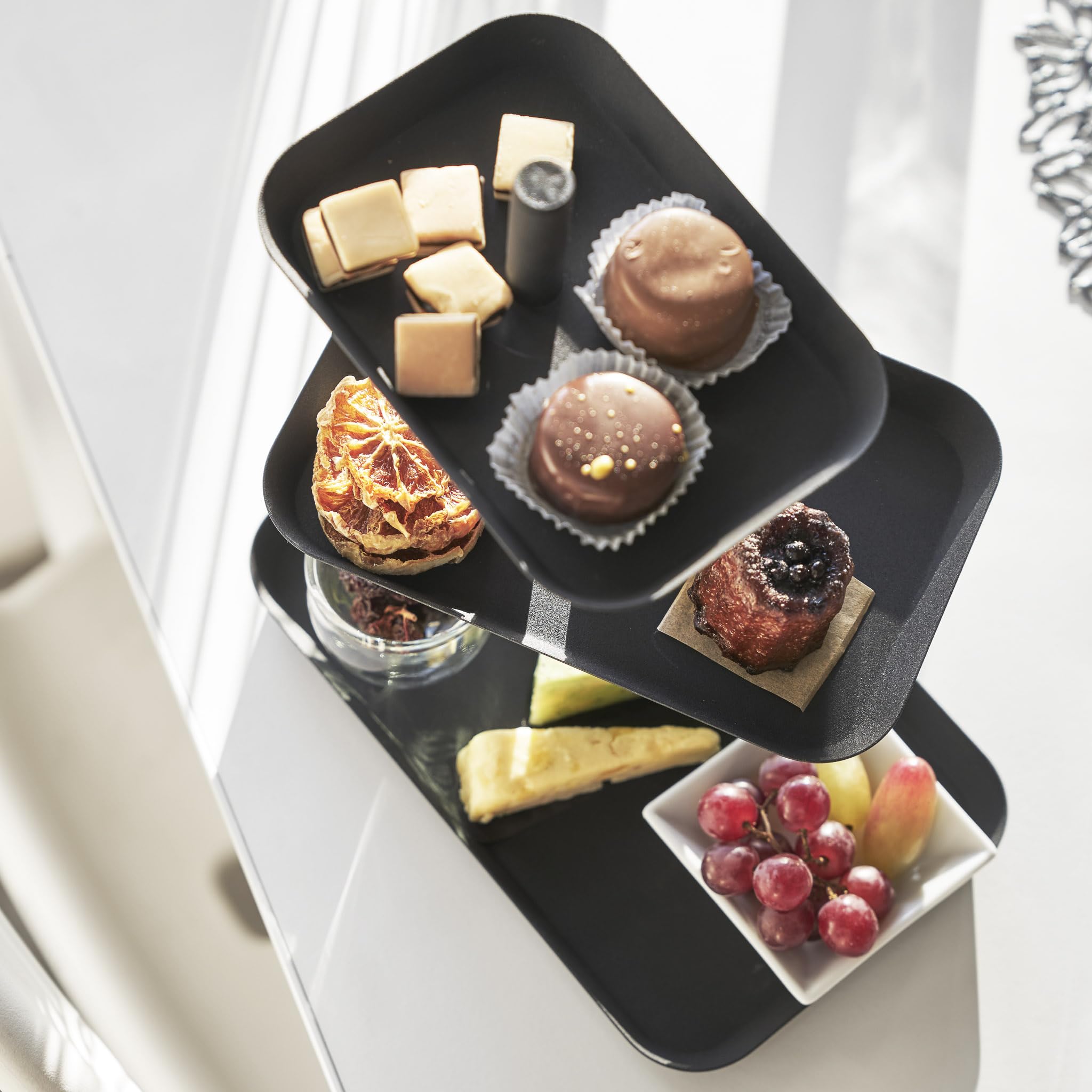 Yamazaki 4281 Alzatina per torta TOWER a 3 livelli, nera, acciaio, design minimalista
