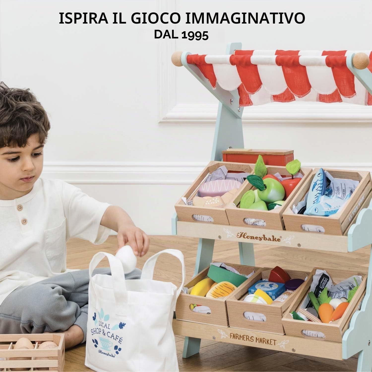 Le Toy Van - TV181 - Gioco educativo banco del Mercato, per Bambini dai 3 Anni, Include Borsa della Spesa in Canvas e Cassetta con Mele e pere, Giocattolo Ecologico Montessori
