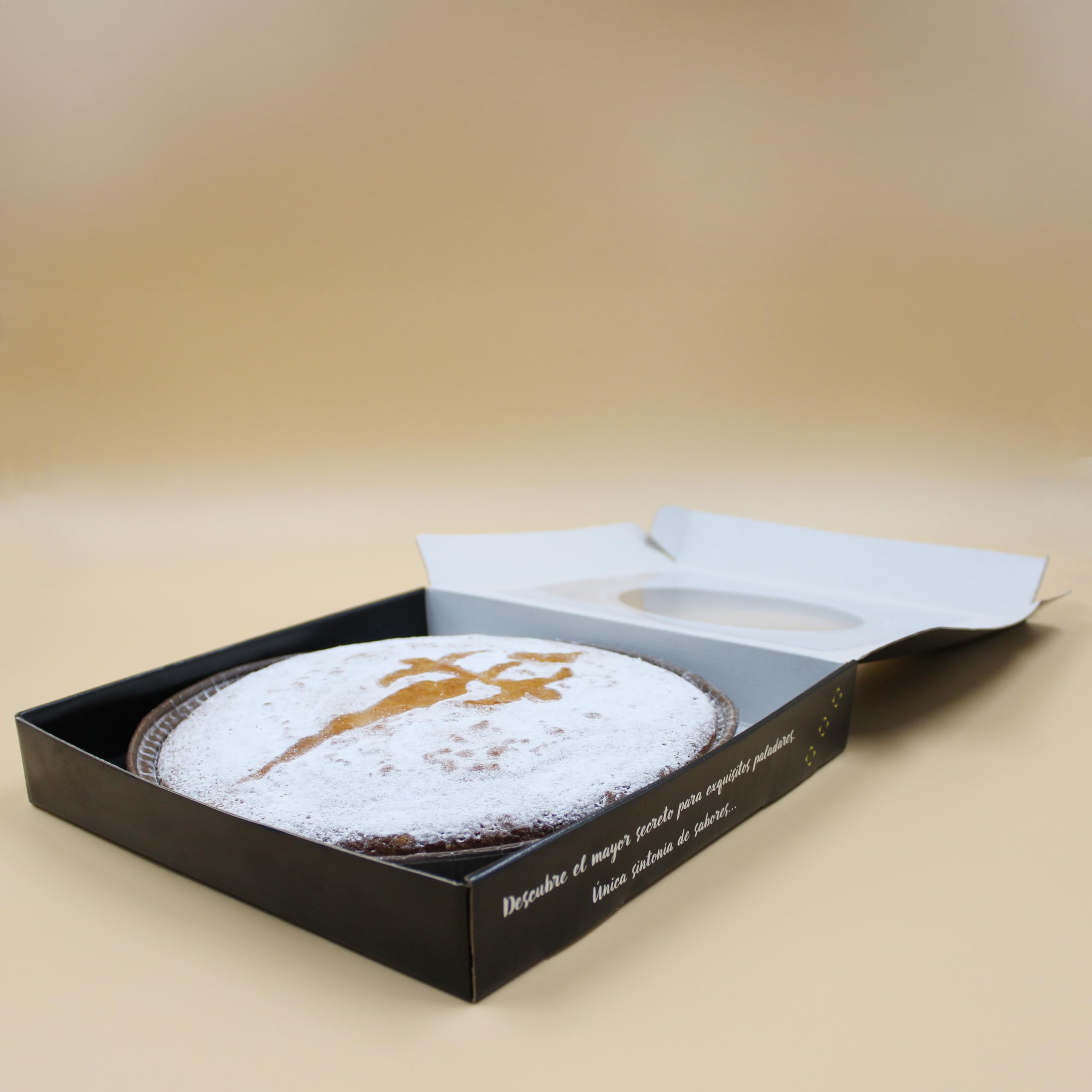 Tarta de Almendra de Santiago 1kg - Dulce gallego - Sin Gluten y Sin Lactosa - Regalo gourmet - 100% Artesanal - Almendra Marcona - Sin Aditivos - Postre para celebraciones - Ingredientes naturales