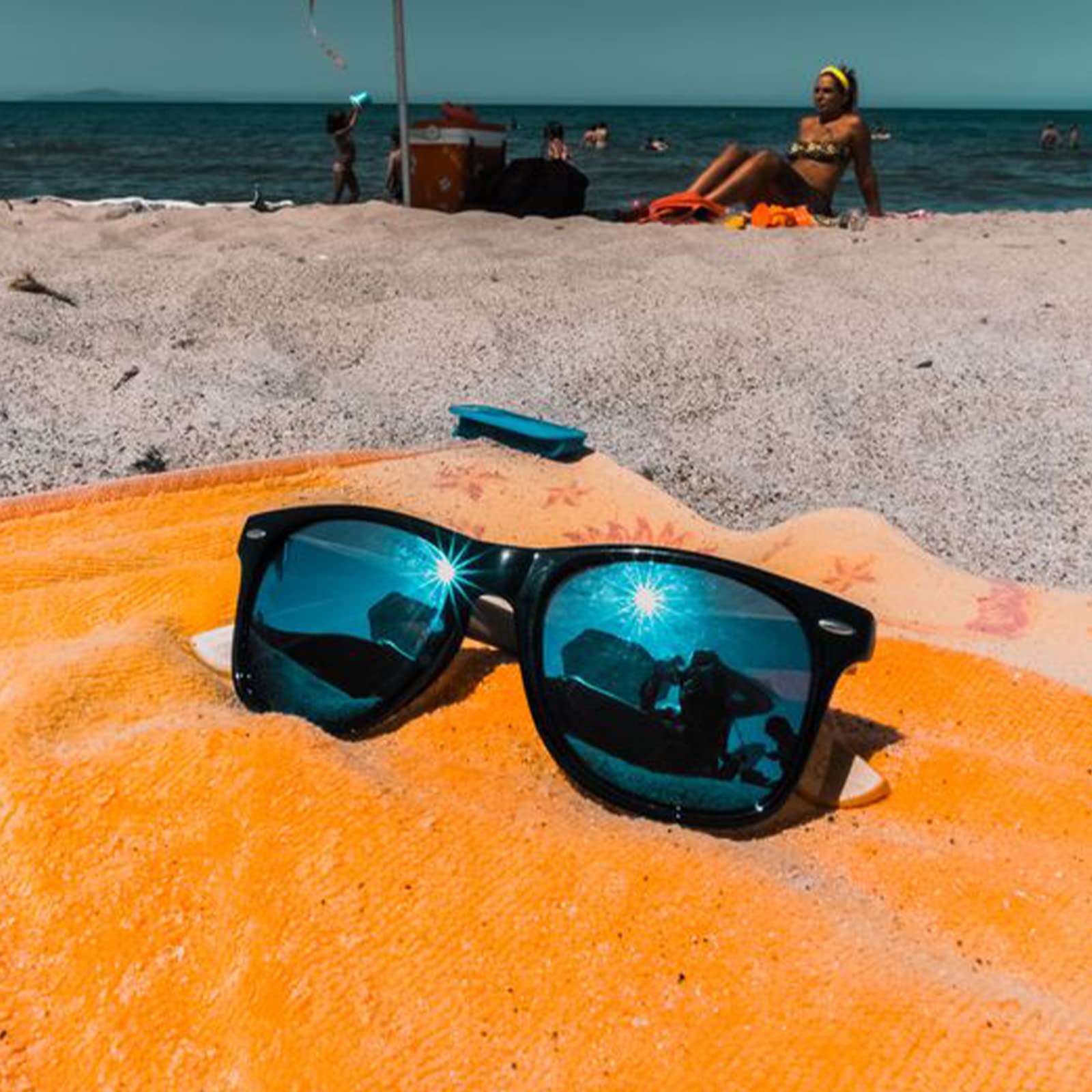 SUNOVELTIES Paquete de docenas de lentes de sol retro negros espejados clásicos con borde de cuerno para hombres y mujeres para cumpleaños, despedidas de soltera, fiestas de vacaciones de verano