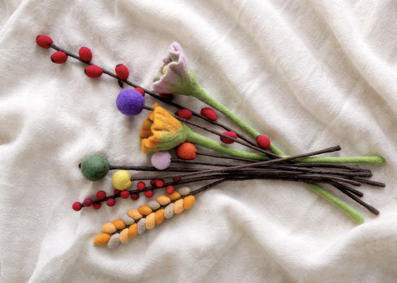 Filzblumen-Mix mit Hagebutte, Kugelblumen und Zweigen aus Filz (10 Stück) - Filzblumen (Blumenmix-KM003)