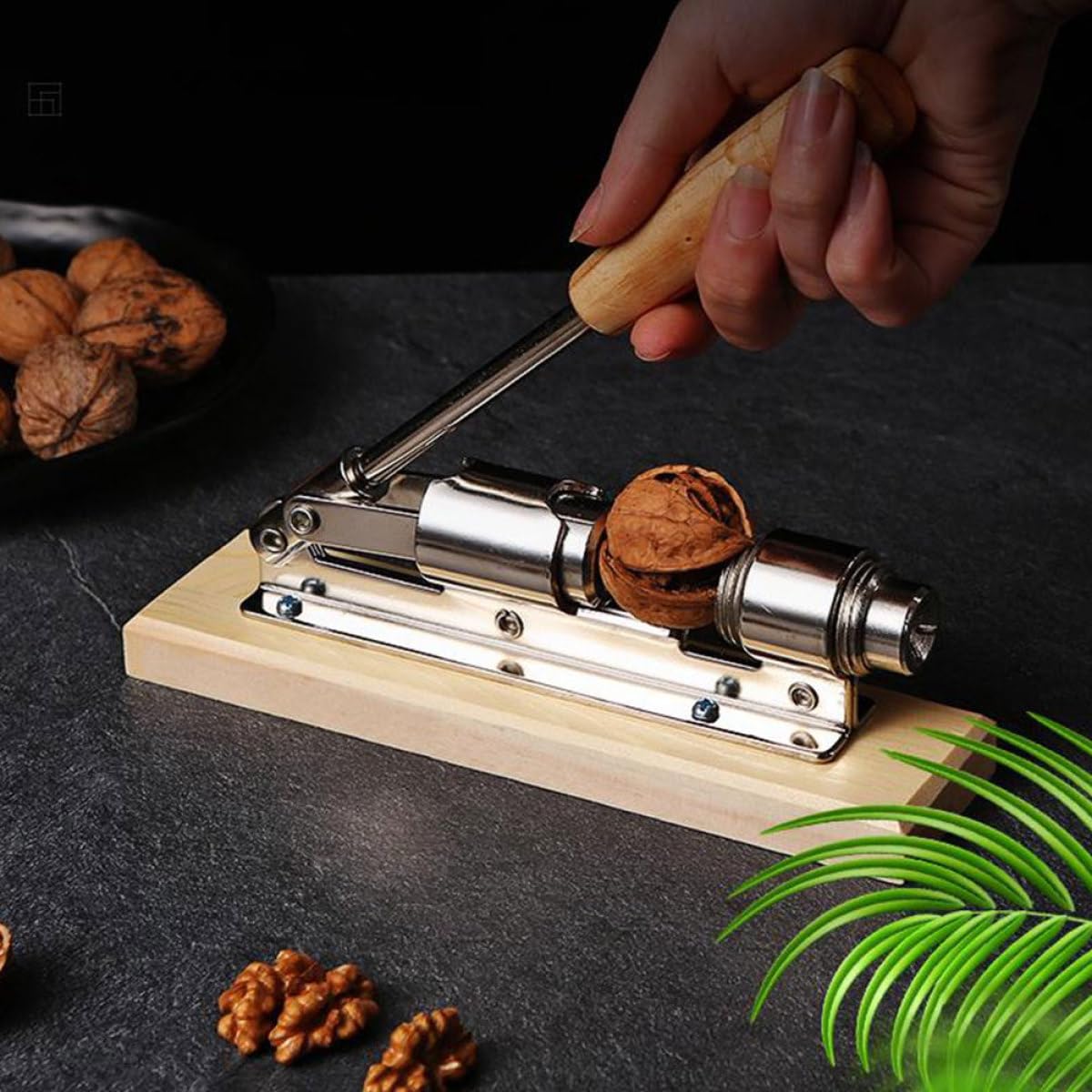 Garneck Casse-Noix Mécanique Léger et Portable Adapté à Tous Types de Noix en Acier Inoxydable Manche en Bois Outil Pratique pour Casser Noisettes et Châtaignes