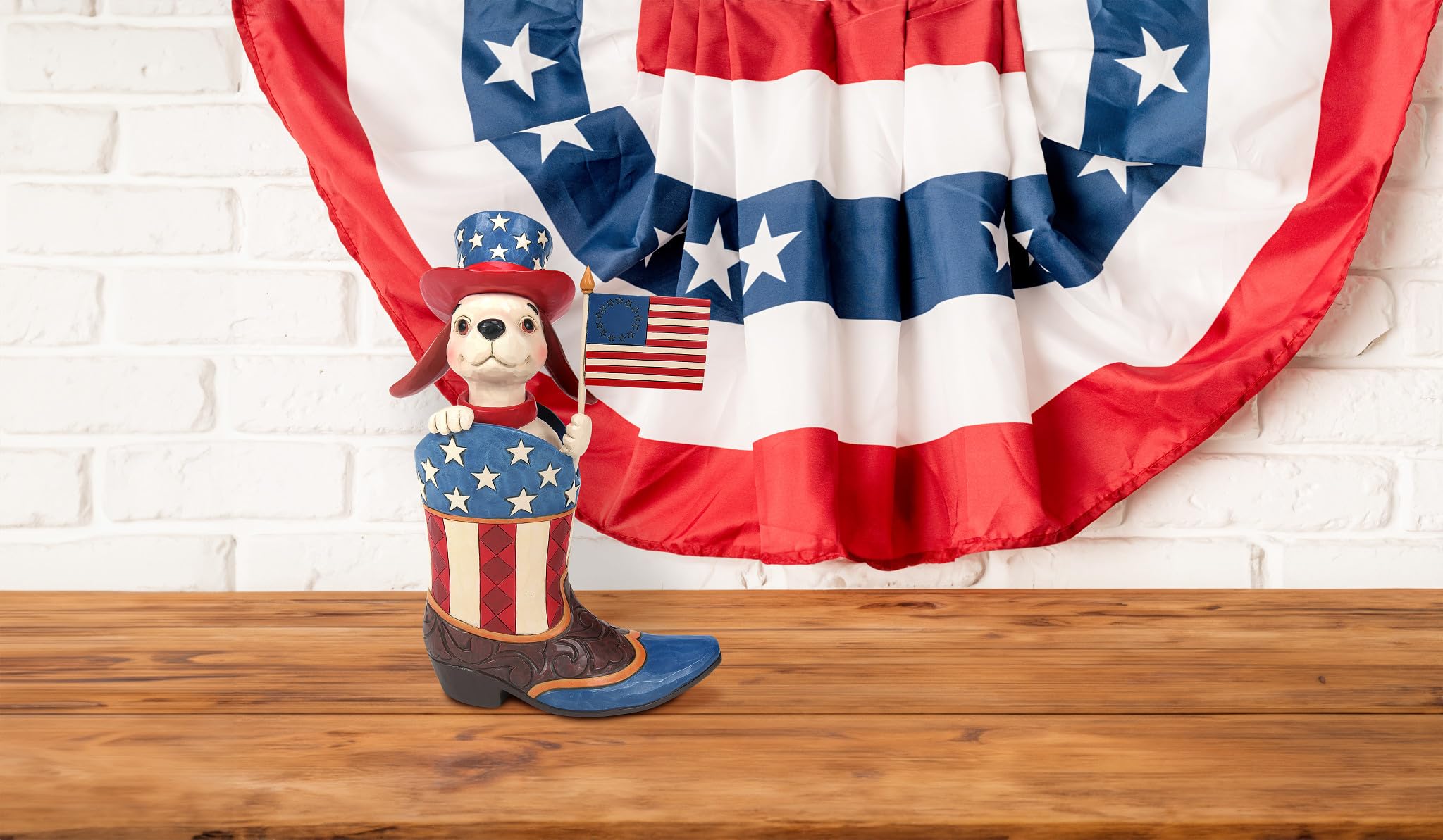 Enesco Jim Shore Heartwood Creek Patriotic Dog Holding Flag in a Cowby Boot Figurine, 22 cm, Çok Renkli
