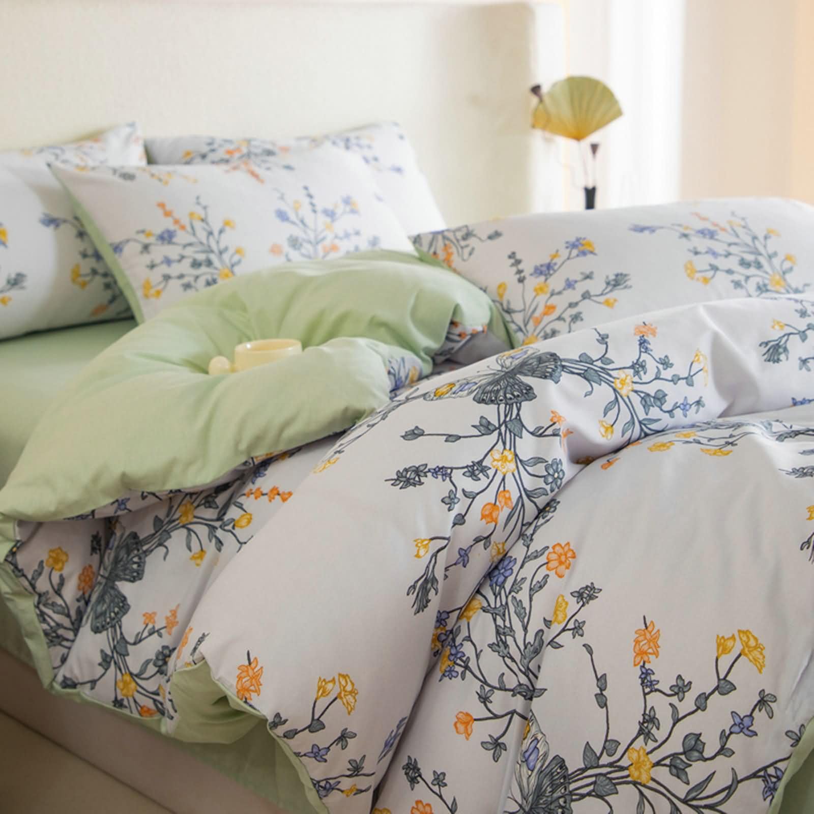 4-częściowy komplet pościeli, poszwa na kołdrę 200 x 230 cm, prześcieradło 230 x 250 cm i 2 poszewki na poduszki, kwiatowy wzór gałązki i motyla, miękka bawełna, kolorowa zieleń