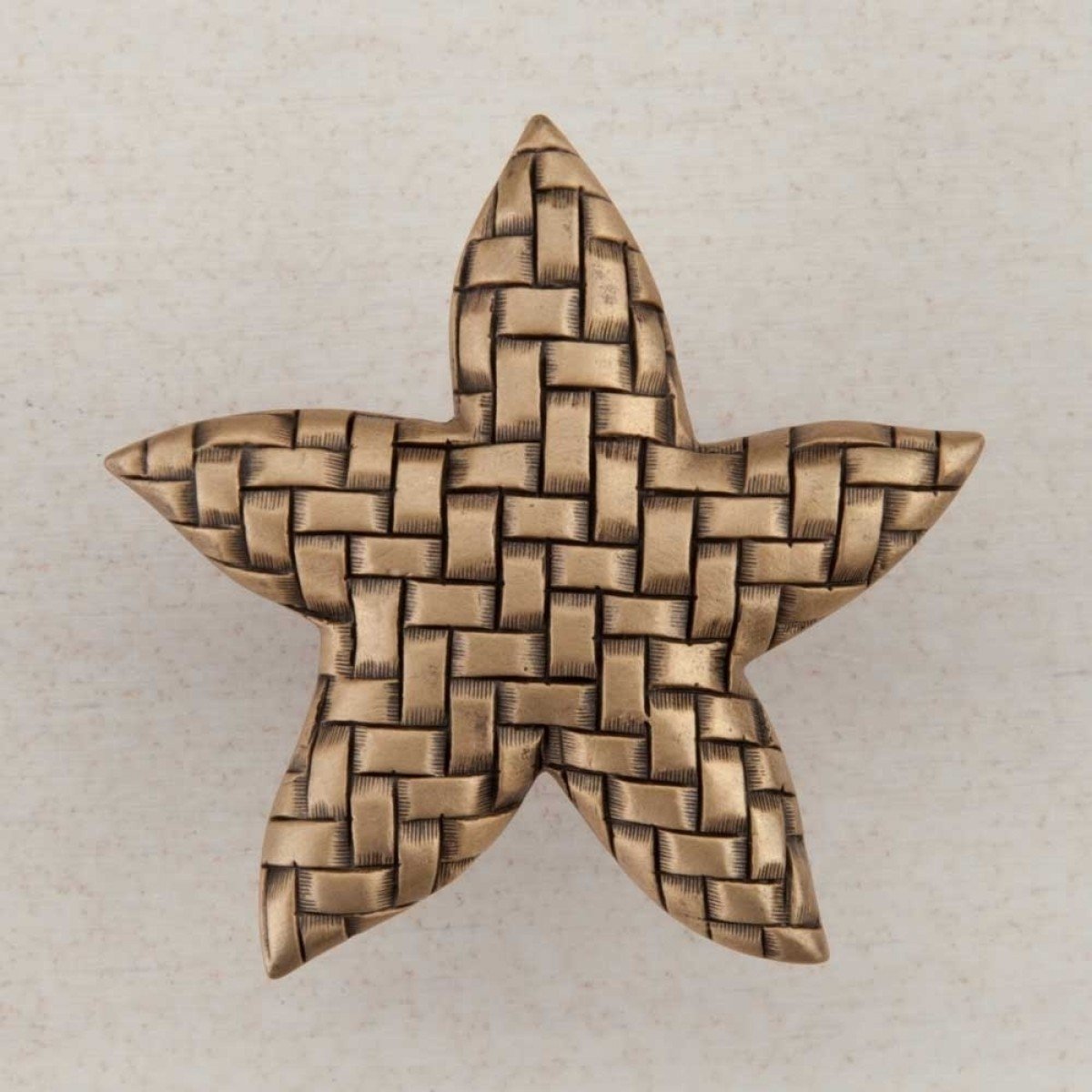 Bouton de placard tissé étoile doré musée pour rénover un meuble fade