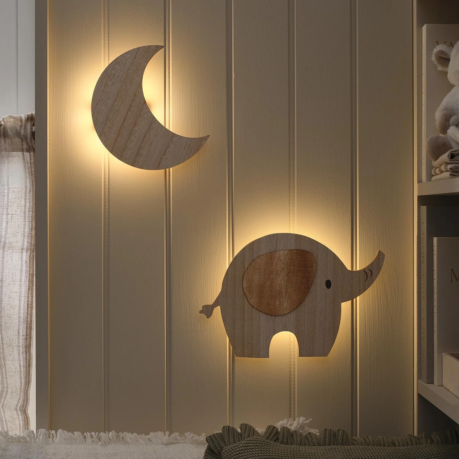 Lights4fun Set Wandlampen Mond & Elefant | warmweiße LEDs| Batteriebetrieben | Fernbedienung & Timer | Kinderzimmer Schlafzimmer Wandleuchte | Deko Wanddeko Nachtlampe Nachtlicht