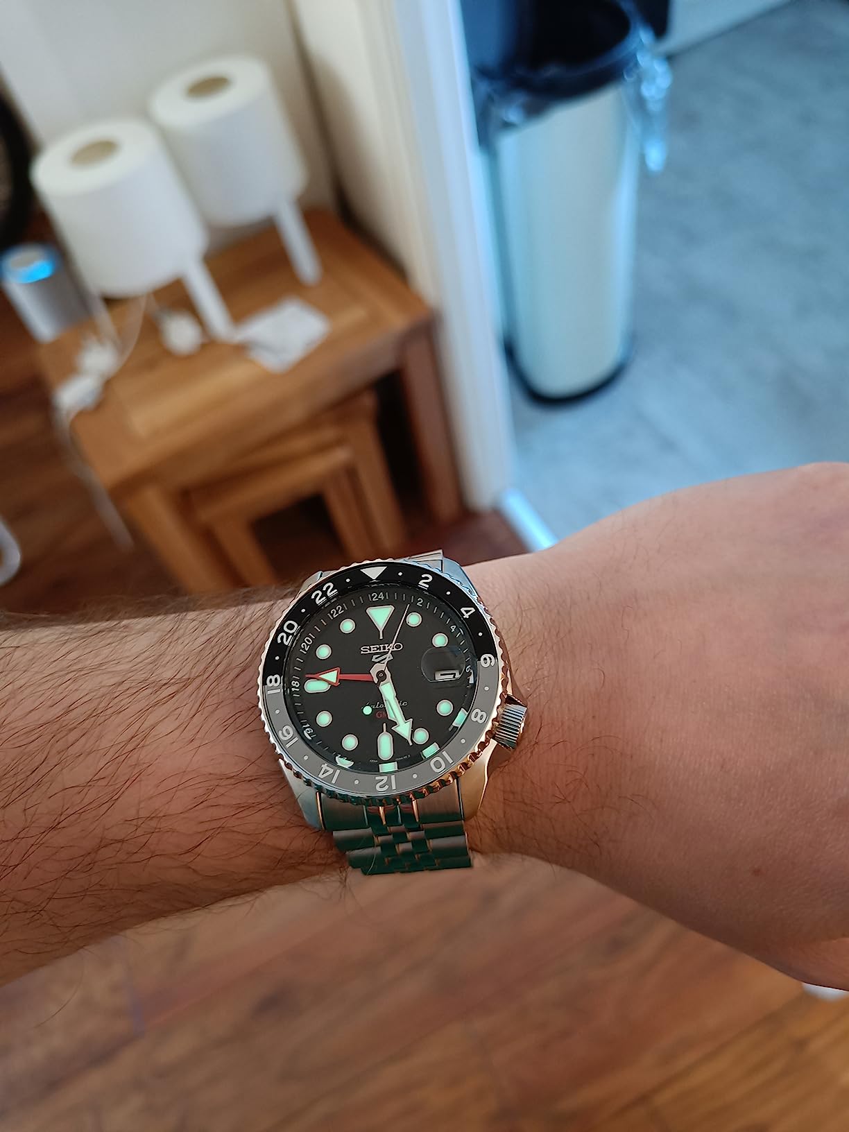 Seiko 5 GMT no pulso