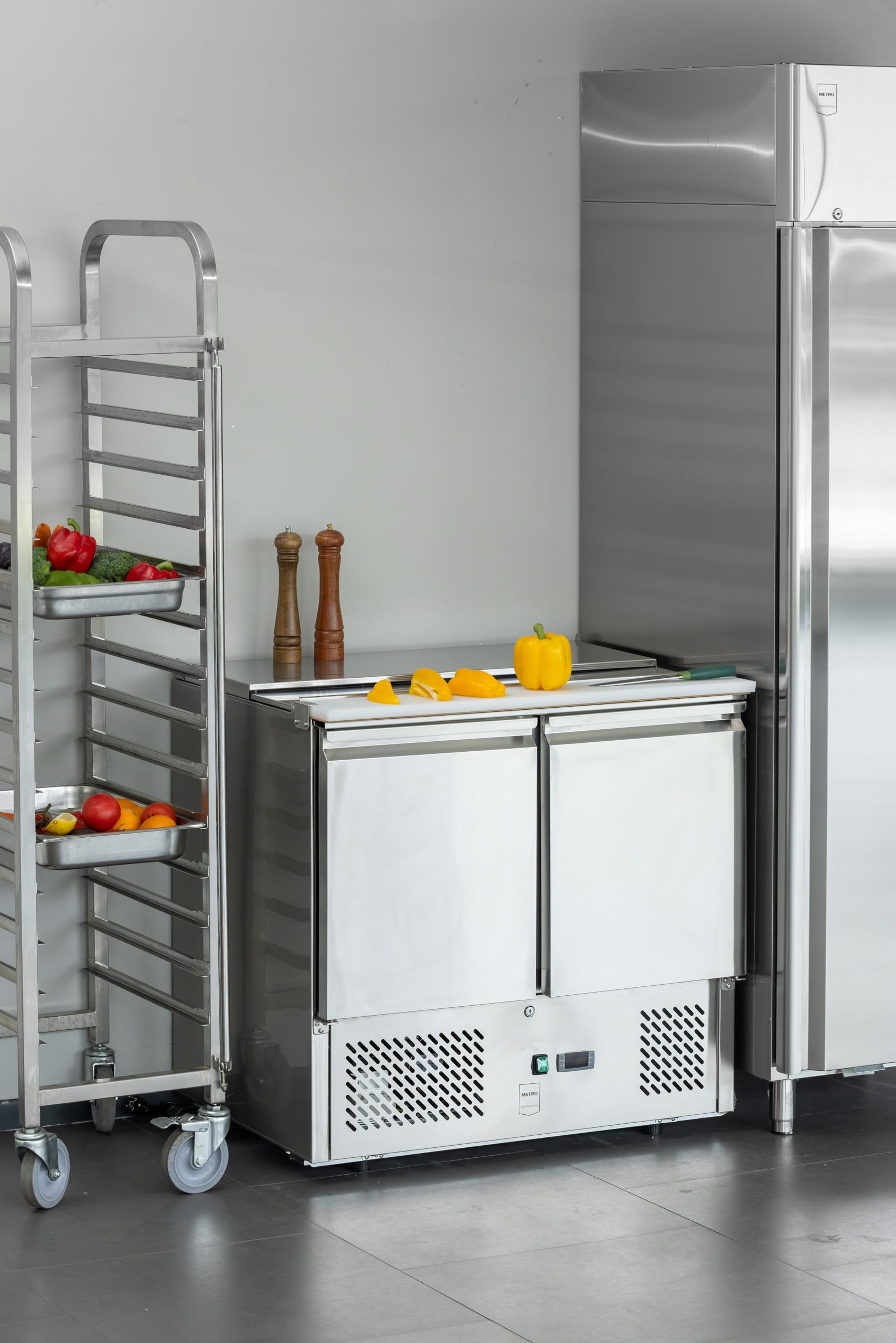 METRO Professional Saladette refrigerata GSA3600GN, acciaio inox, 90 x 70 x 88.8 cm, 239 L, con 10 vaschette GN, con serratura, argento (Con vaschette GN)