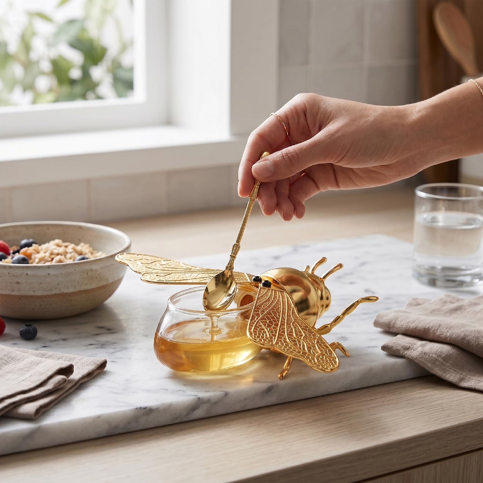Qcwwy Pojemnik na Miód Szklany Słoik na Miód w Kształcie Pszczoły Wielofunkcyjny Przezroczysty Pojemnik Przyprawy do Kawy z Miodem Przechowywanie w Kuchni (GOLD)