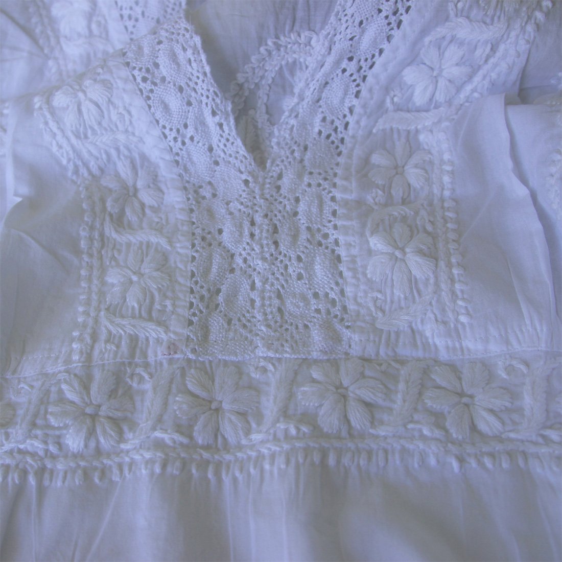 Kurti - Camicia a tunica sciancrata in puro cotone bianco ricamato a mano