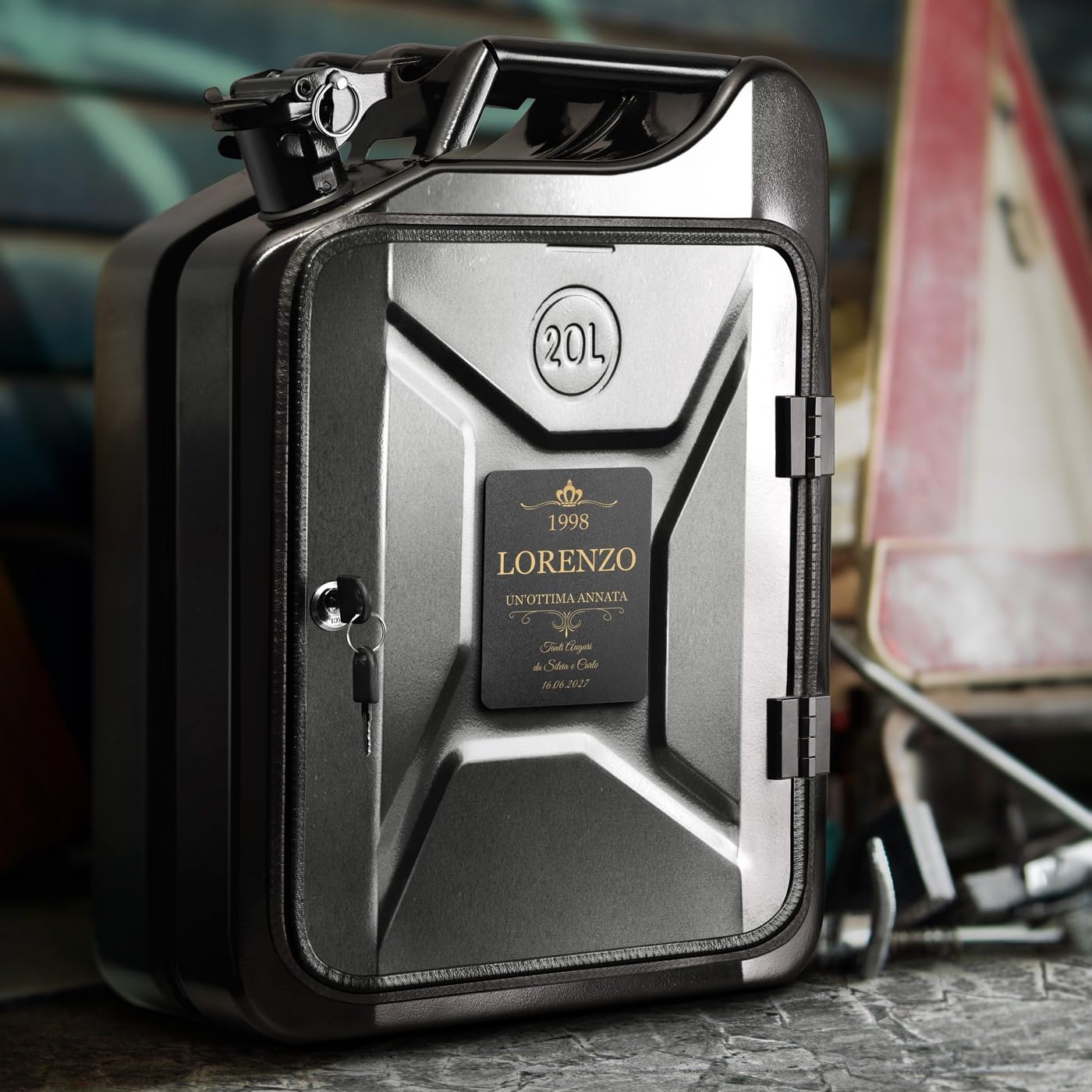Maverton Tanica Mini Bar Nero 20L - Regalo Uomo Compleanno Personalizzato - Targhetta con Dedica Incisa - Mobile Bar con Accessori Regali Uomo - Dimensioni 36cmx47cmx18cm