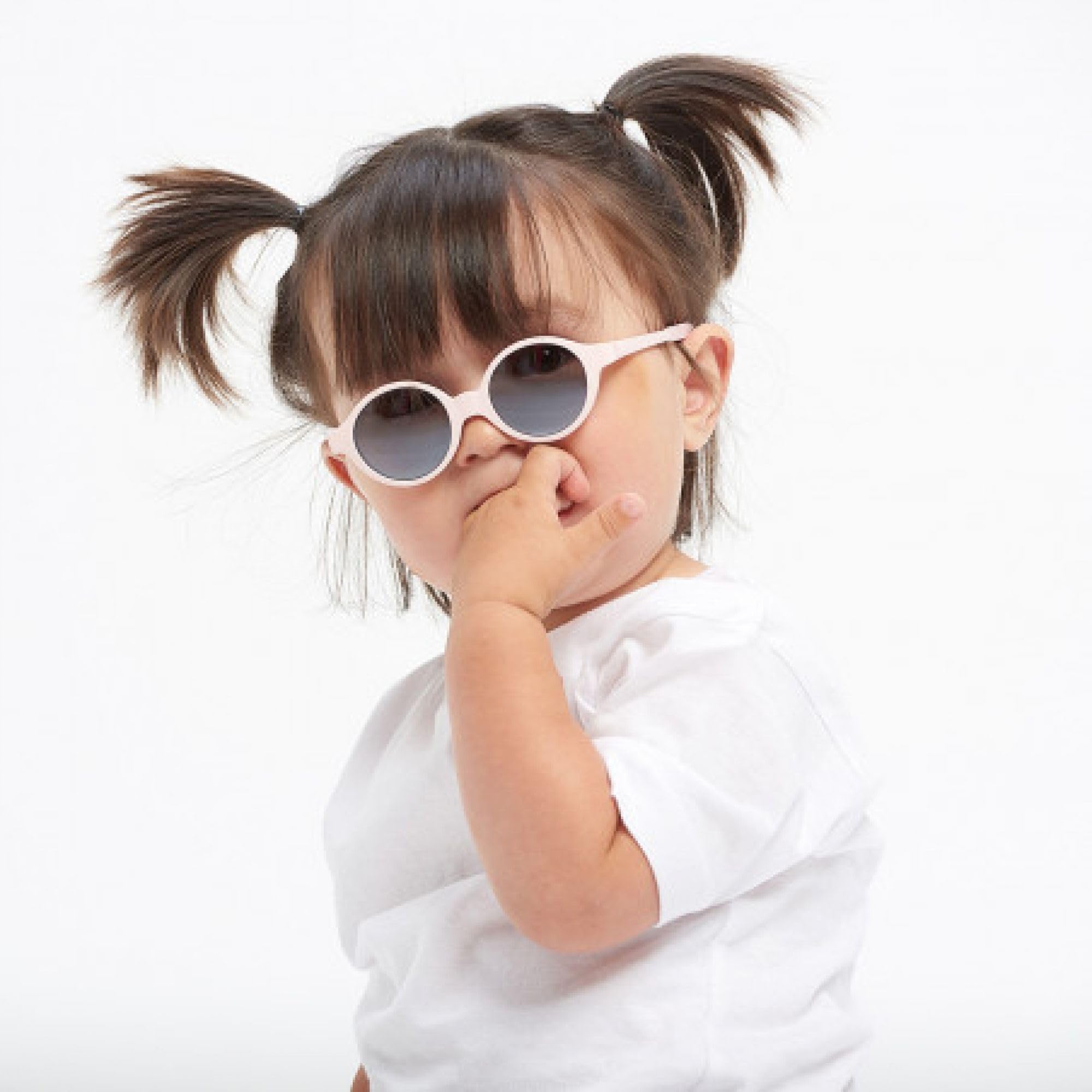  BÉABA, Lunettes de soleil pour bébé 9-24 mois, Protection 100% UV - CAT 3, Protection Latérale, Confort Optimal, Branches ajustables 360°, Rose dragée in use