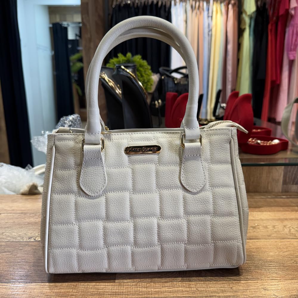 Bolsa Feminina Anna Gouveia em Couro Legítimo Matelassê com Zíper em promoção! Veja a oferta e mais achadinhos de Bolsas 3 Hoje é o melhor dia para comprar Bolsa Feminina Anna Gouveia em Couro Legítimo Matelassê com Zíper com aquele preço maroto! Promoção! Aproveite a oferta! 3