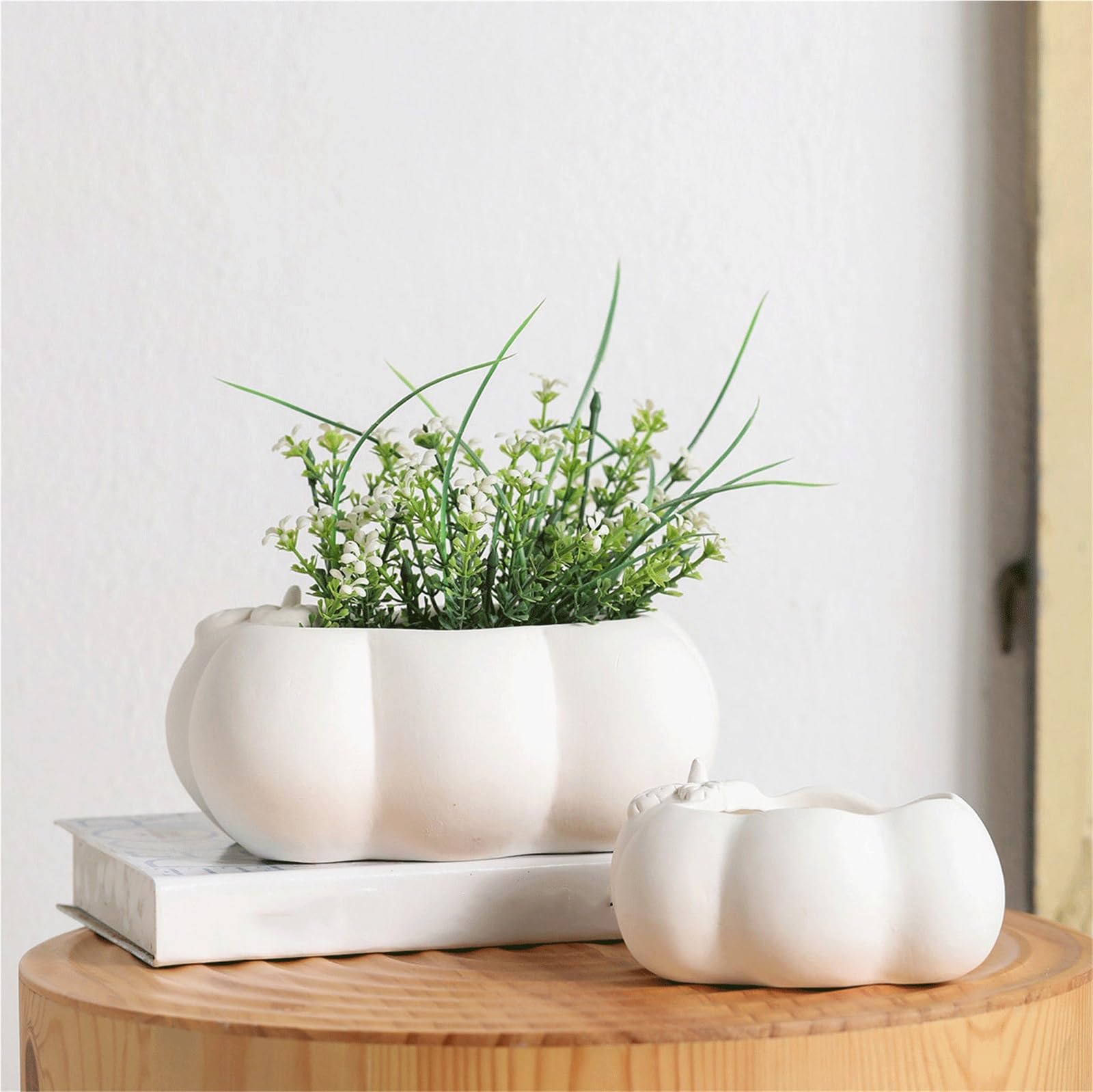 Doniczki A Plain Ceramic Flower Pot Made Of White Clay, Featuring A Marshmallow-shaped Design With Relief Patterns(Mały)