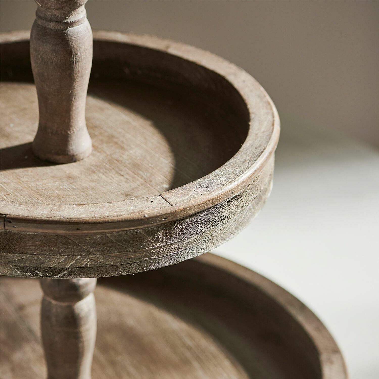 Loberon Etagere Amboise, braun | zweistöckig, gedrechselte Stange, formschöner Tragegriff, Servierhelfer, Dekoration, Tannenholz, Eisen