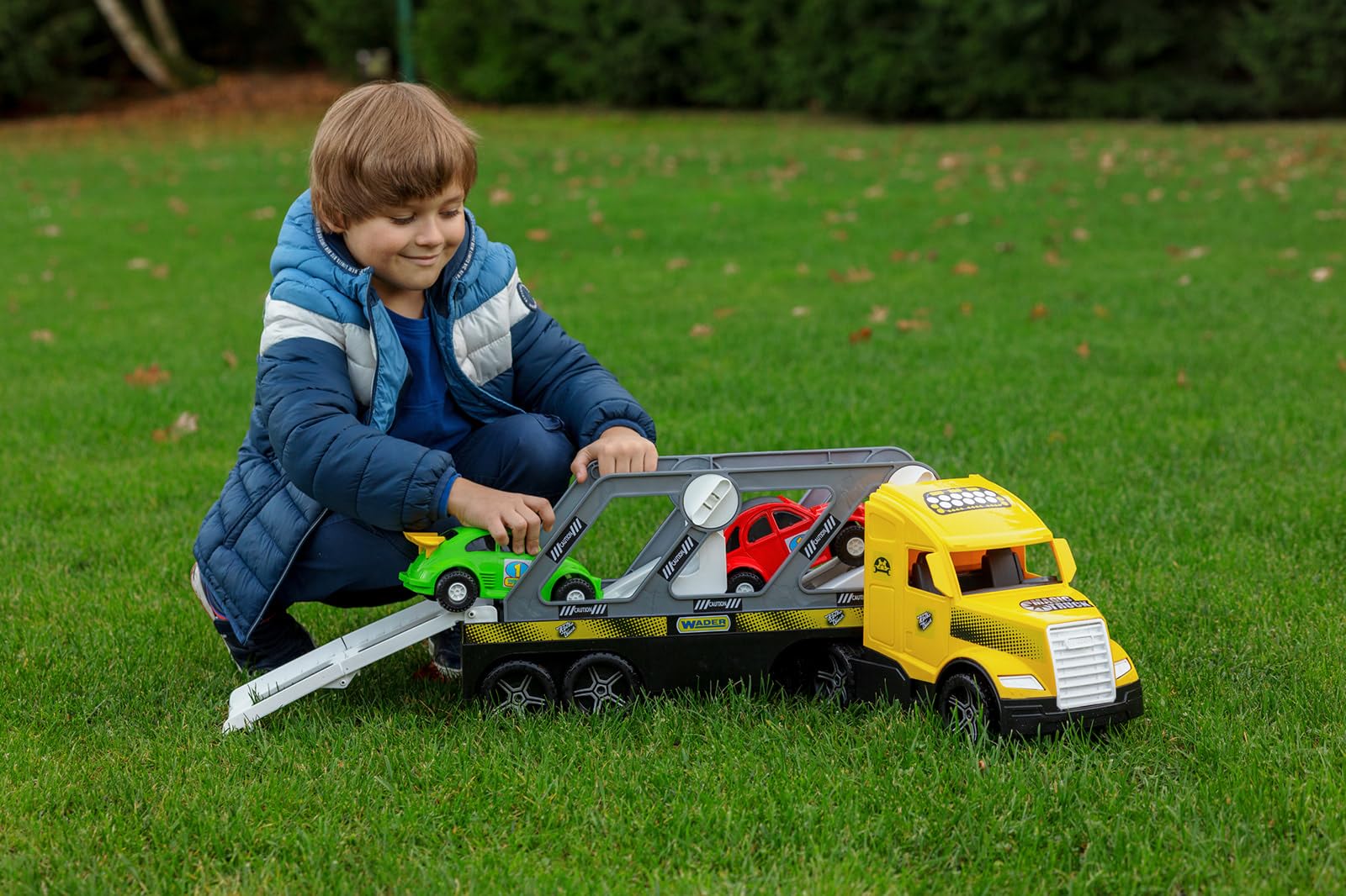 Wader 36231 - Magic Truck Autotransporter mit 2 hochwertigen Fahrzeugen und Abfahrrampen, Größe ca. 79 cm, für Kinder ab 3 Jahren, geeignet als Geschenk für kreatives Spielen
