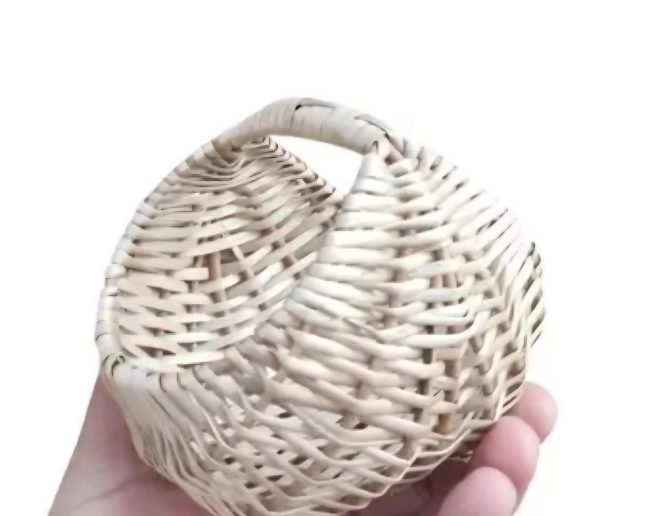 Panier en osier miniature en rotin haut de gamme pour décoration épurée