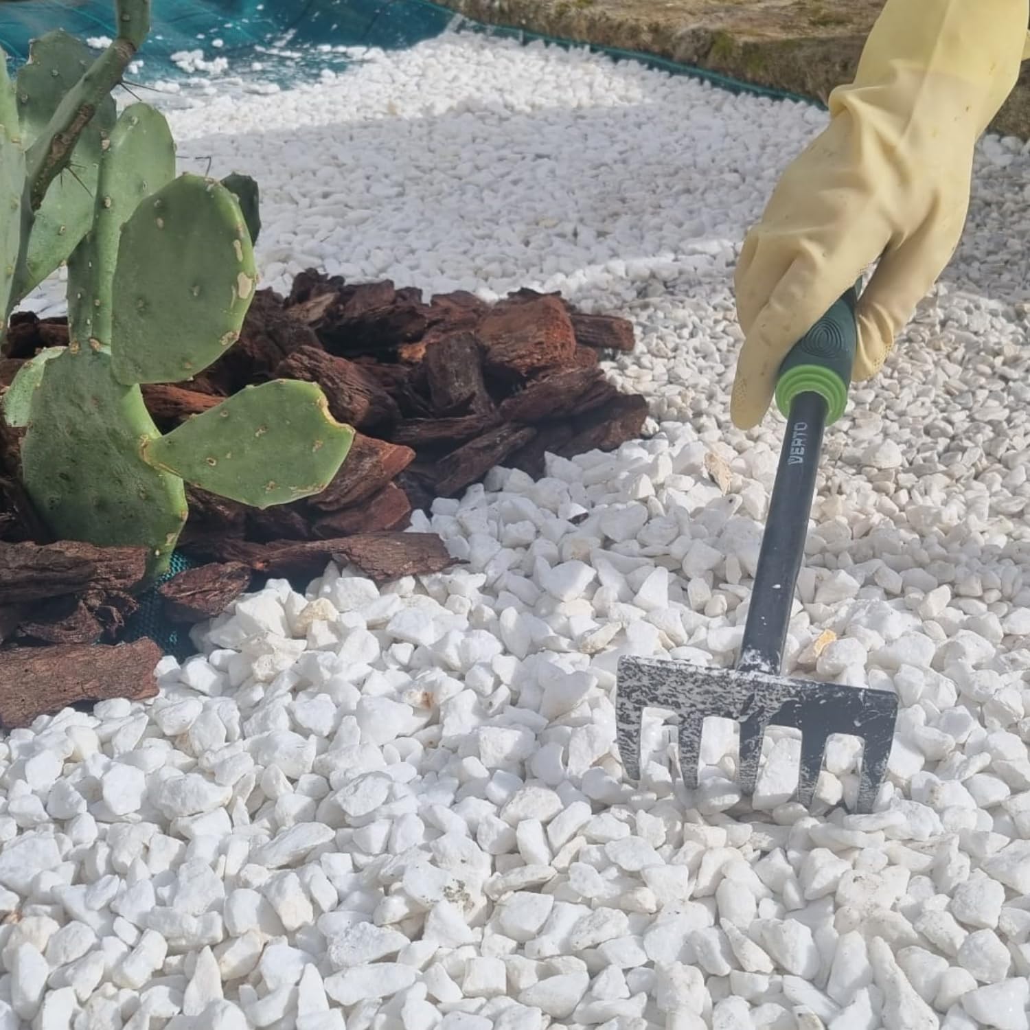 Legante per Ghiaia da Esterno da 5 Litri – Stabilizzatore che Incolla e Fissa Sassi Bianchi da Giardino, Ciottoli, Pietre, Corteccia per Pacciamatura – Resina Bianca Pronta all’Uso