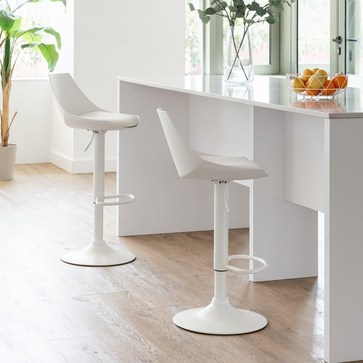 2 taburetes de cocina regulables en altura blancos con respaldo alto | Asiento acolchado y tapizado en poliel. Respaldo alto rígido. Altura ajustable de 83 a 104 cm. Resiste hasta 120 kg