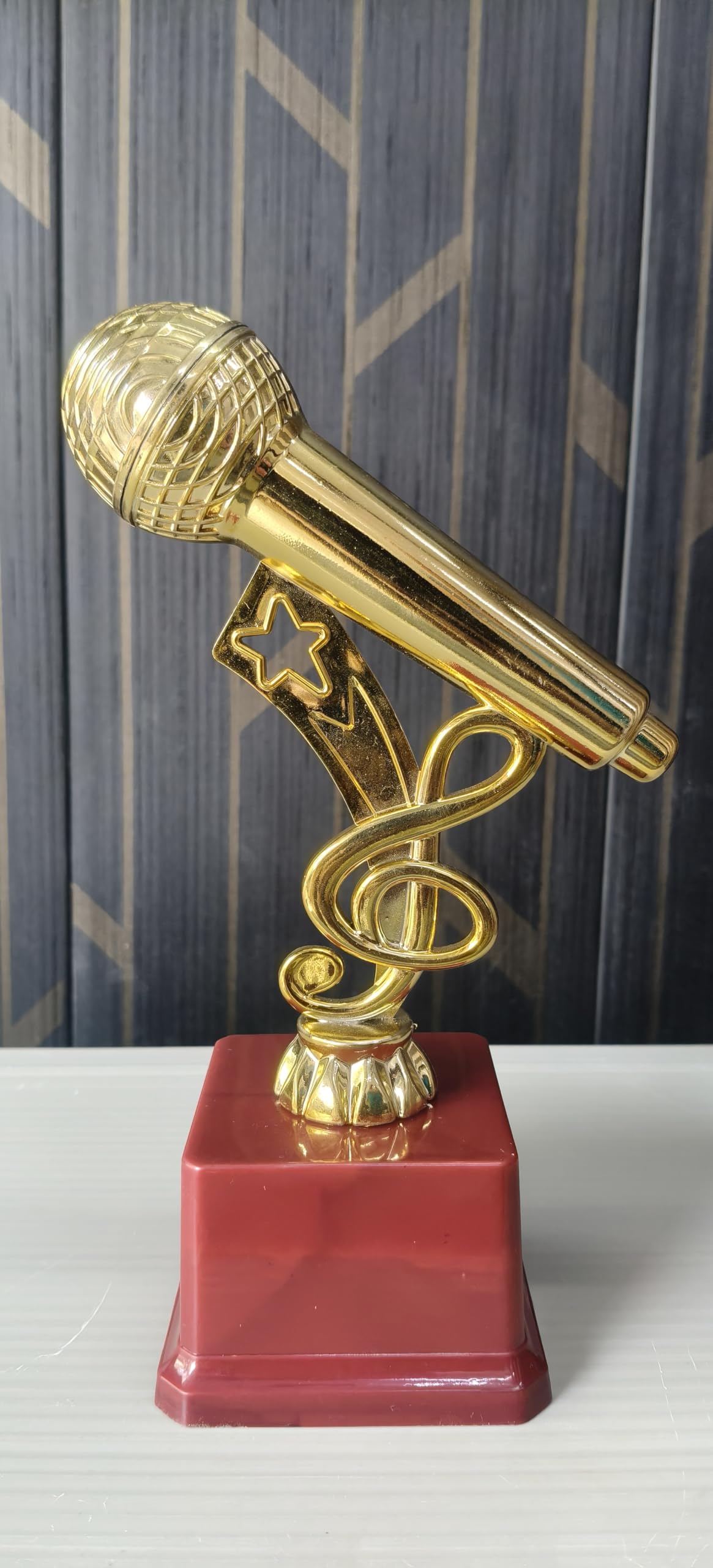 Best Singer Trophy Golden Mike for Best Performance of the Show
