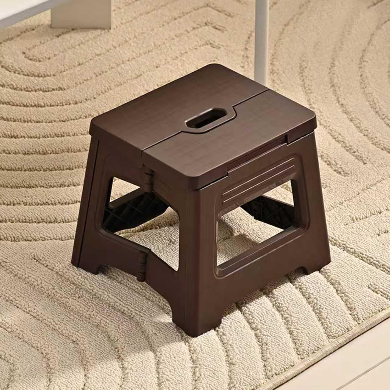 【GRYVOXAL】折りたたみ椅子 コンパクト収納 踏み台 ステップ シャワー室 キッチン トイレ アウトドア持ち出し キャンプ 軽い 軽量 スツール 耐荷重100KG お子様サイズ対応 茶色 Mサイズ
