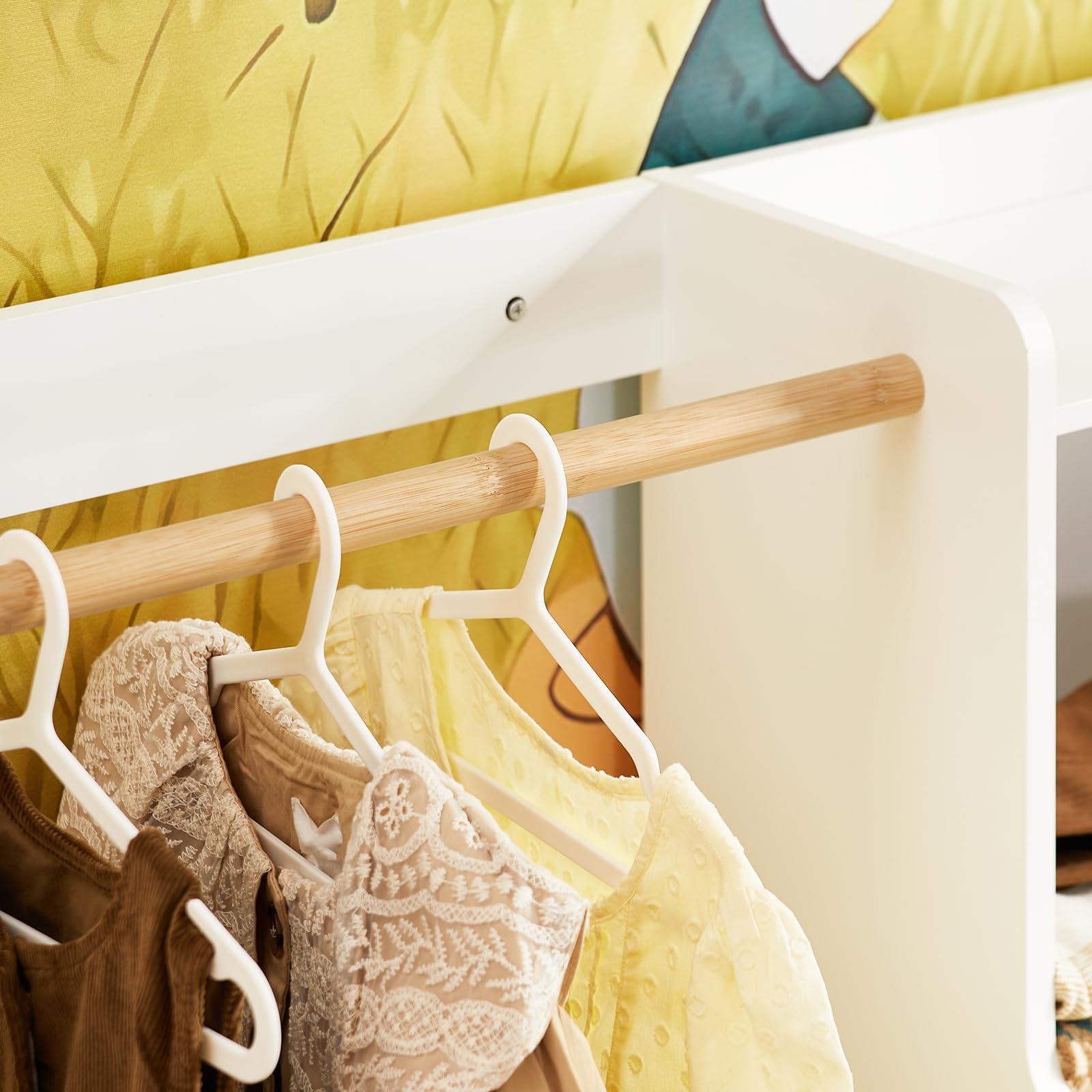 SoBuy Armario Infantil con Almacenaje Juguetes, Armario Infantil Ropa con 2 Ganchos y 4 estantes, Mueble Organizador Juguetes y Ropa Blanco 94x35x110cm KMB110-W