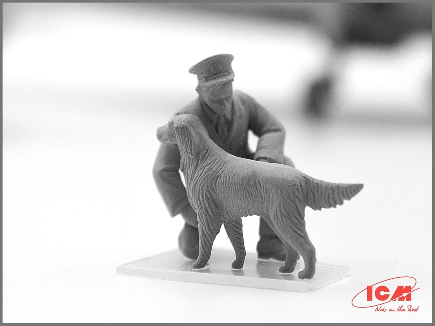 ICM 48081 - Plastic Military Aircraft Crew Figure Model Kit RAF Pilots and Ground Personnel (1939-1945) (7 Figures - 3 Pilots, 3 Mechanics, 1 Wren Member, and Dog Figure) - Scale 1:48