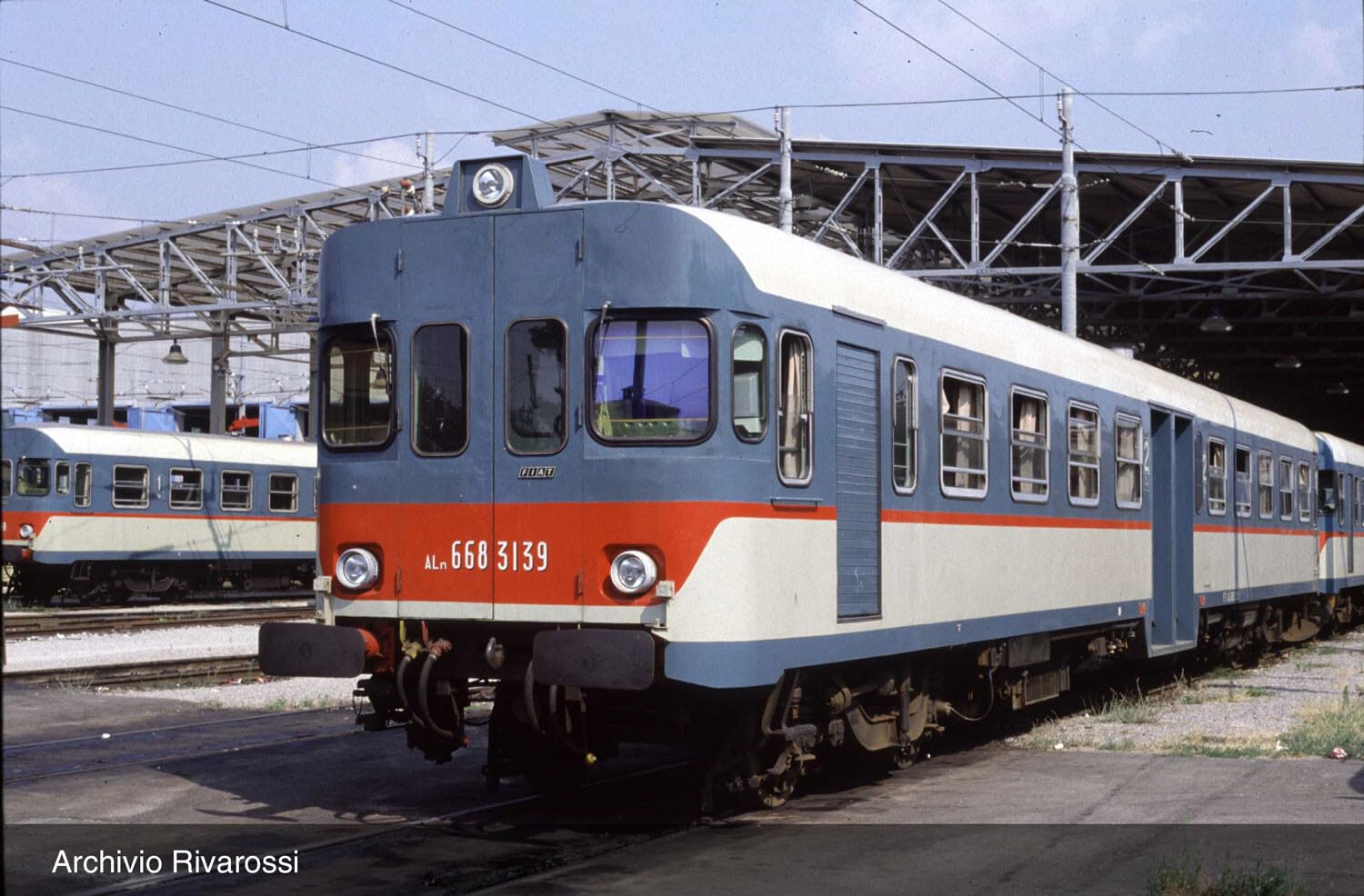 FS, confezione da 2 unità ALn 668 serie 3100, 1 porta doppia livrea originale, finestrini piani, epoca V