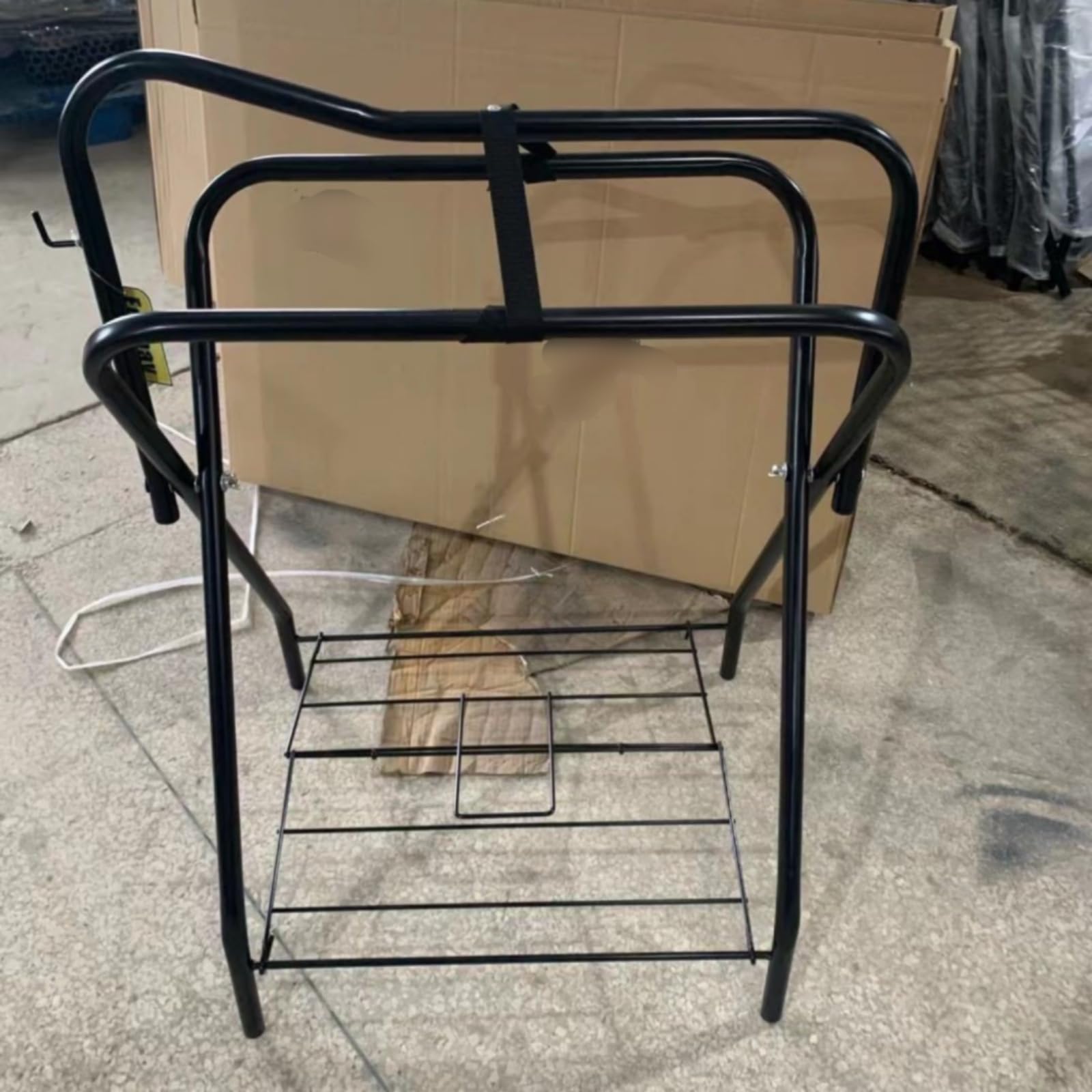 Milageto Supporto Sella Porta Sella Cavallo Cavallerizza Metallo Verniciato Nero con Guide Superiori Arrotondate E Piano Inferiore a Rete per Attrezzatura