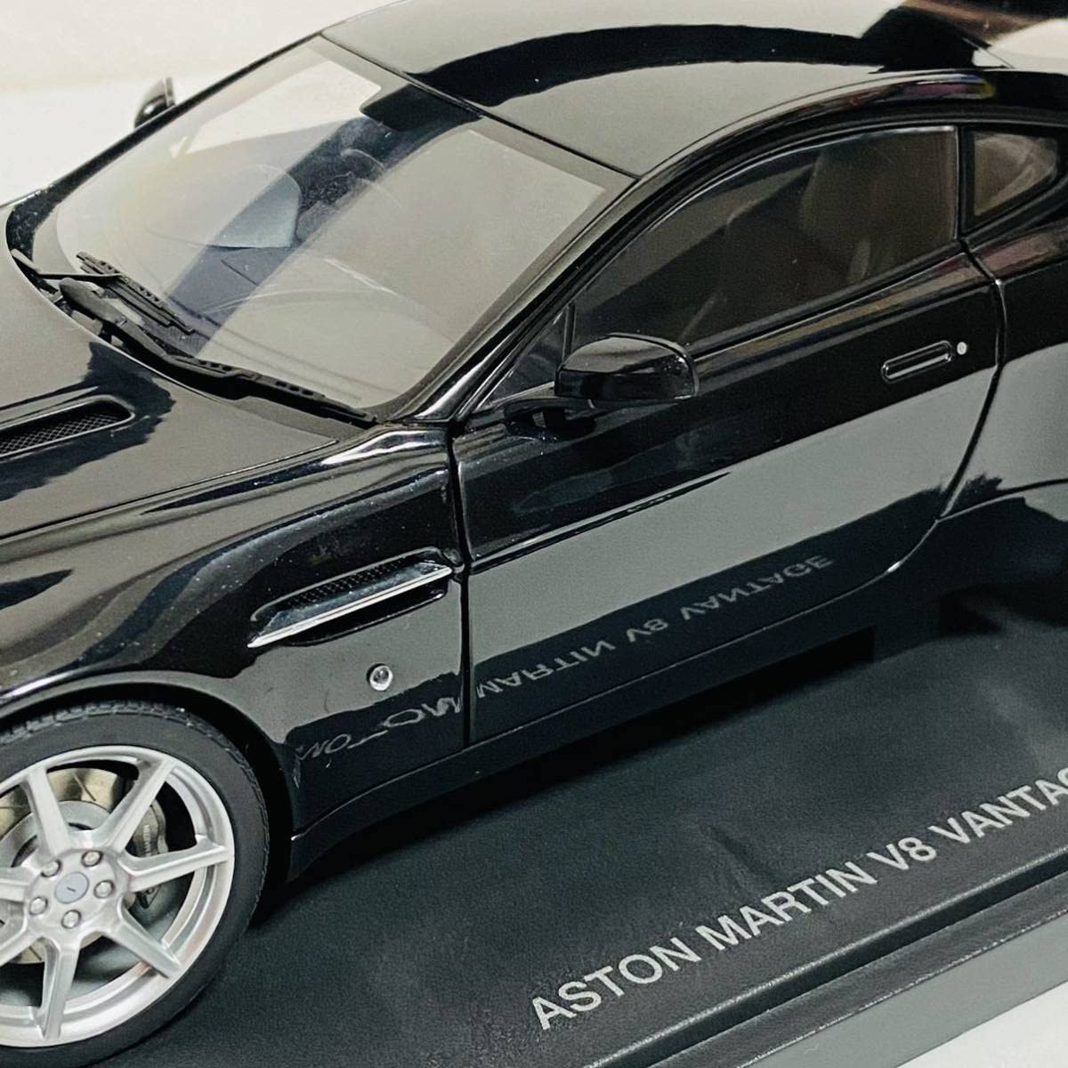 オートアート1/18Aston Martin V8 Vantage AUTOart Aston Martin V8 Vantage 1/18 Die Cast Model Titanium