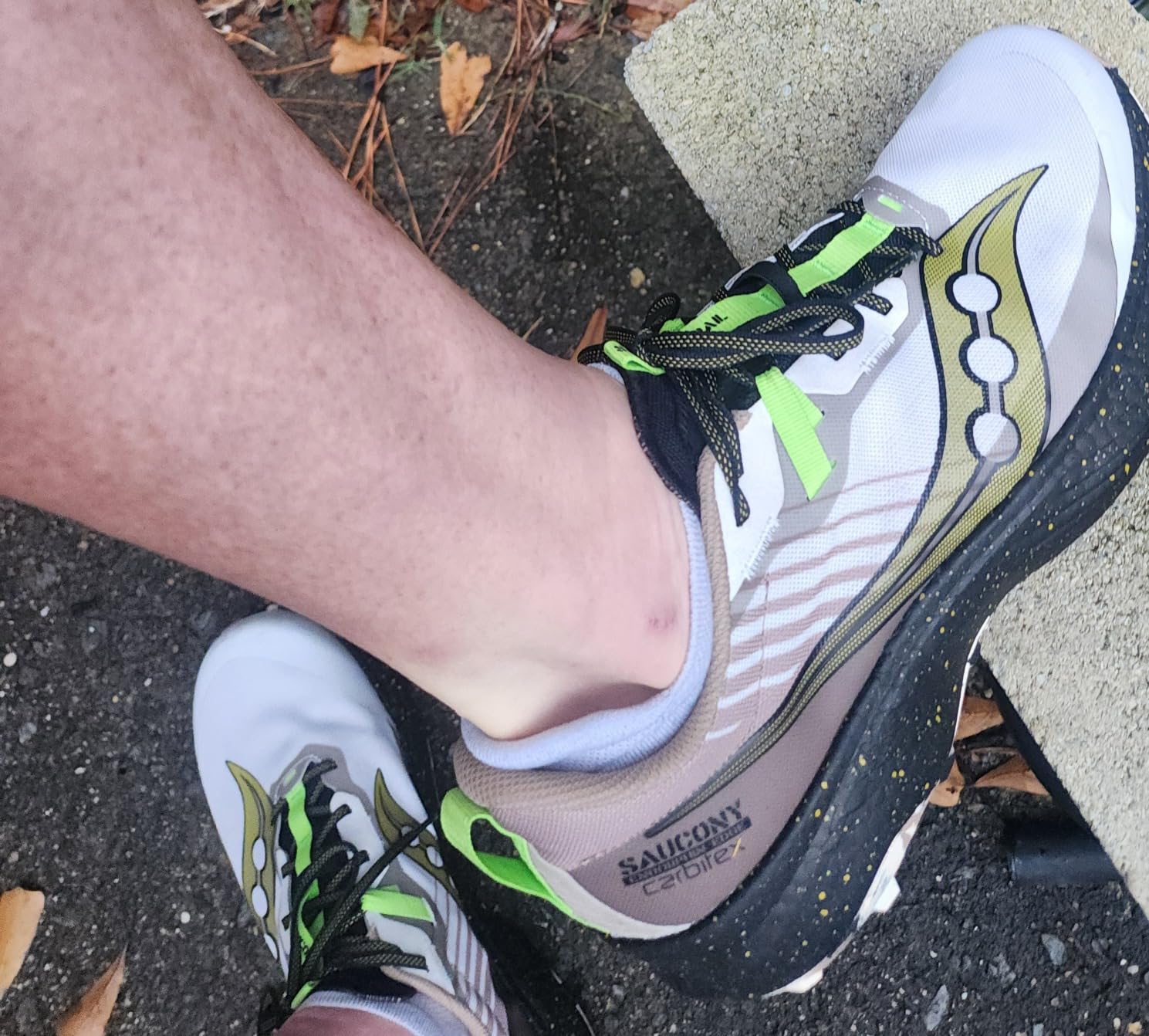 Saucony Endorphin Edge trail running zapatillas vista lateral