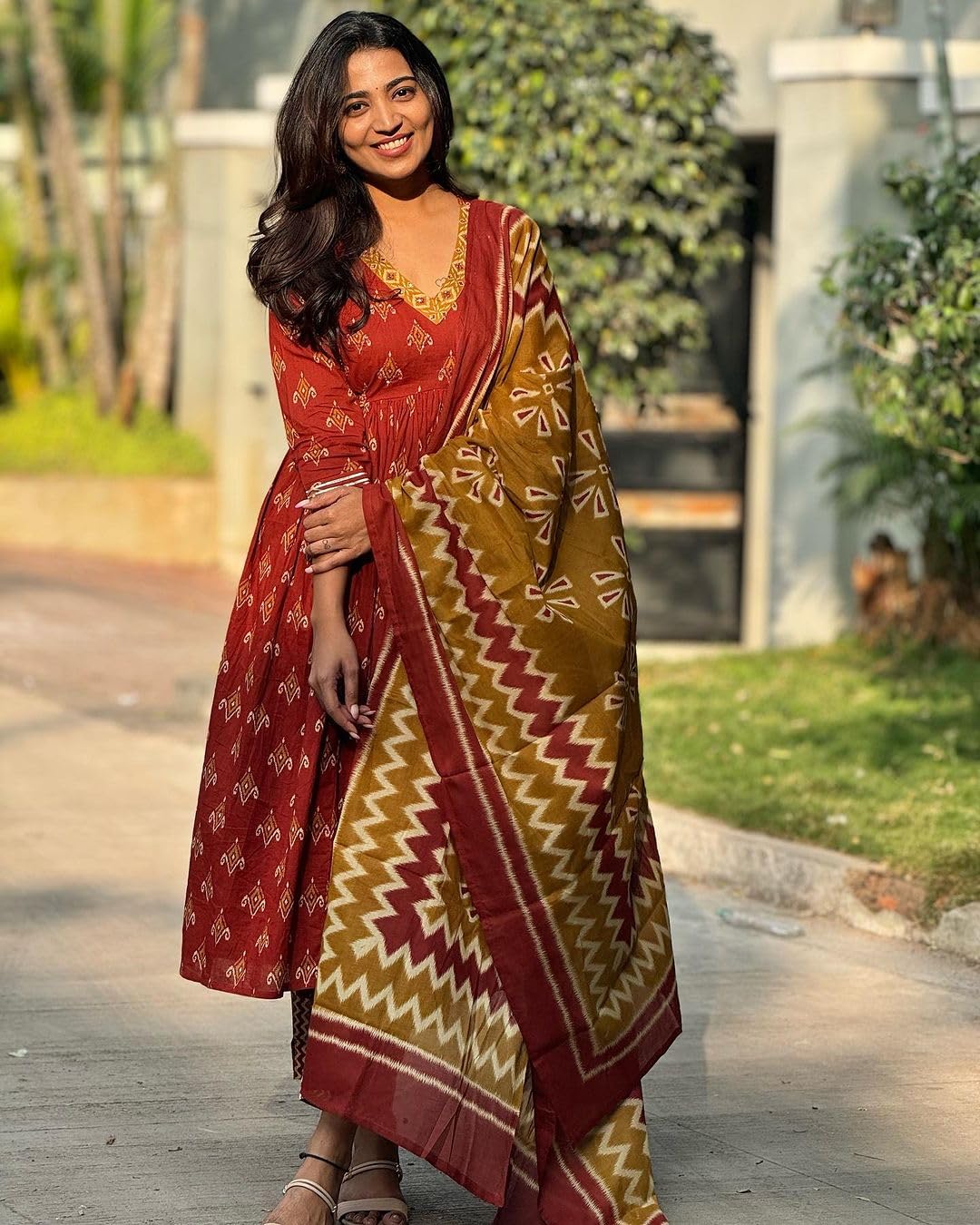 KLOSIA Viscose Women Straight Printed Kurta And Pant Set With Dupatta (IN, Alpha, S, Red) 4