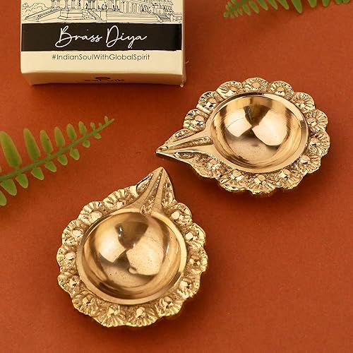 Satvik - 2 piezas de latón Kuber Diya grabado diseño floral Pooja Diwali Home Mandir Decoración lámpara de aceite Kutthu Vilakku Nilakku Lakshmi