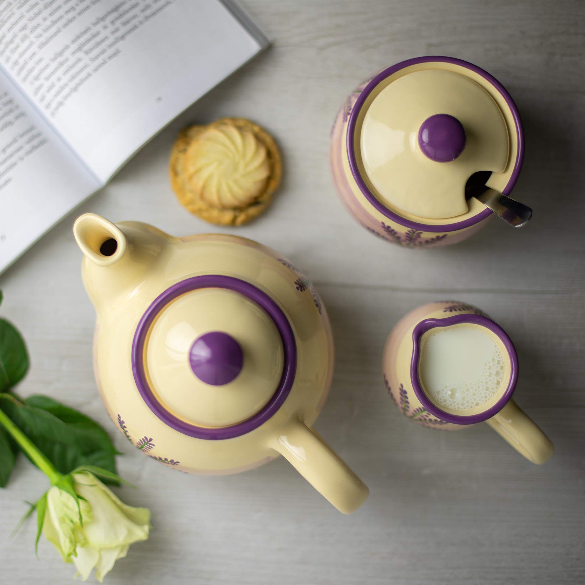 City to Cottage® - Kleines Tee Kaffee Set | Lavendel Motiv | Handgemacht | Keramik Teekanne Kaffeekanne 750 ml, Milchkännchen, Zuckerdose