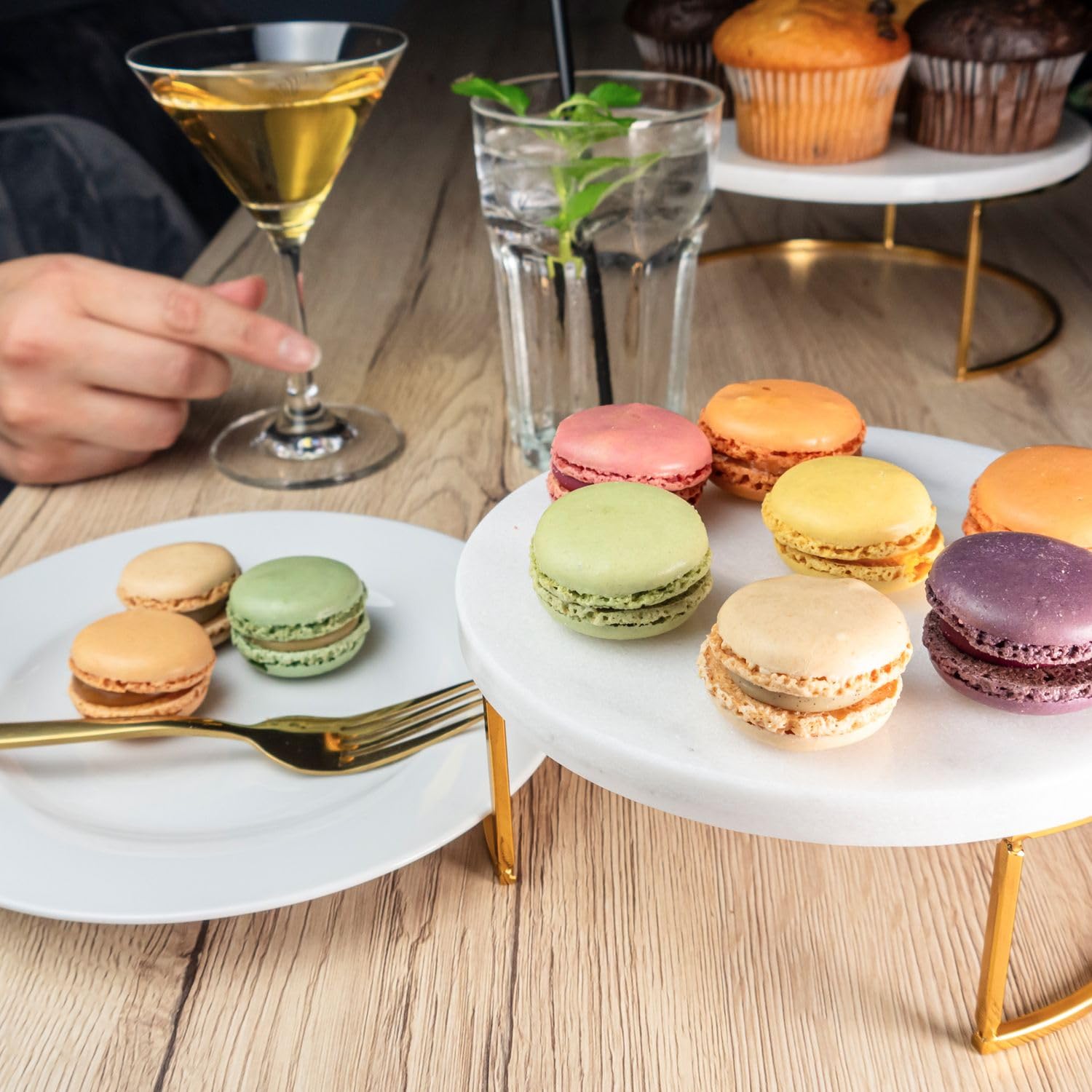 Intirilife 2x Plateau à gâteaux Présentoir à gâteaux avec or et marbre blanc - 17 x 8 cm - 20 x 12.5 cm - Plateau pour gâteaux Tarte ronde Plateau de service pour pâtisseries